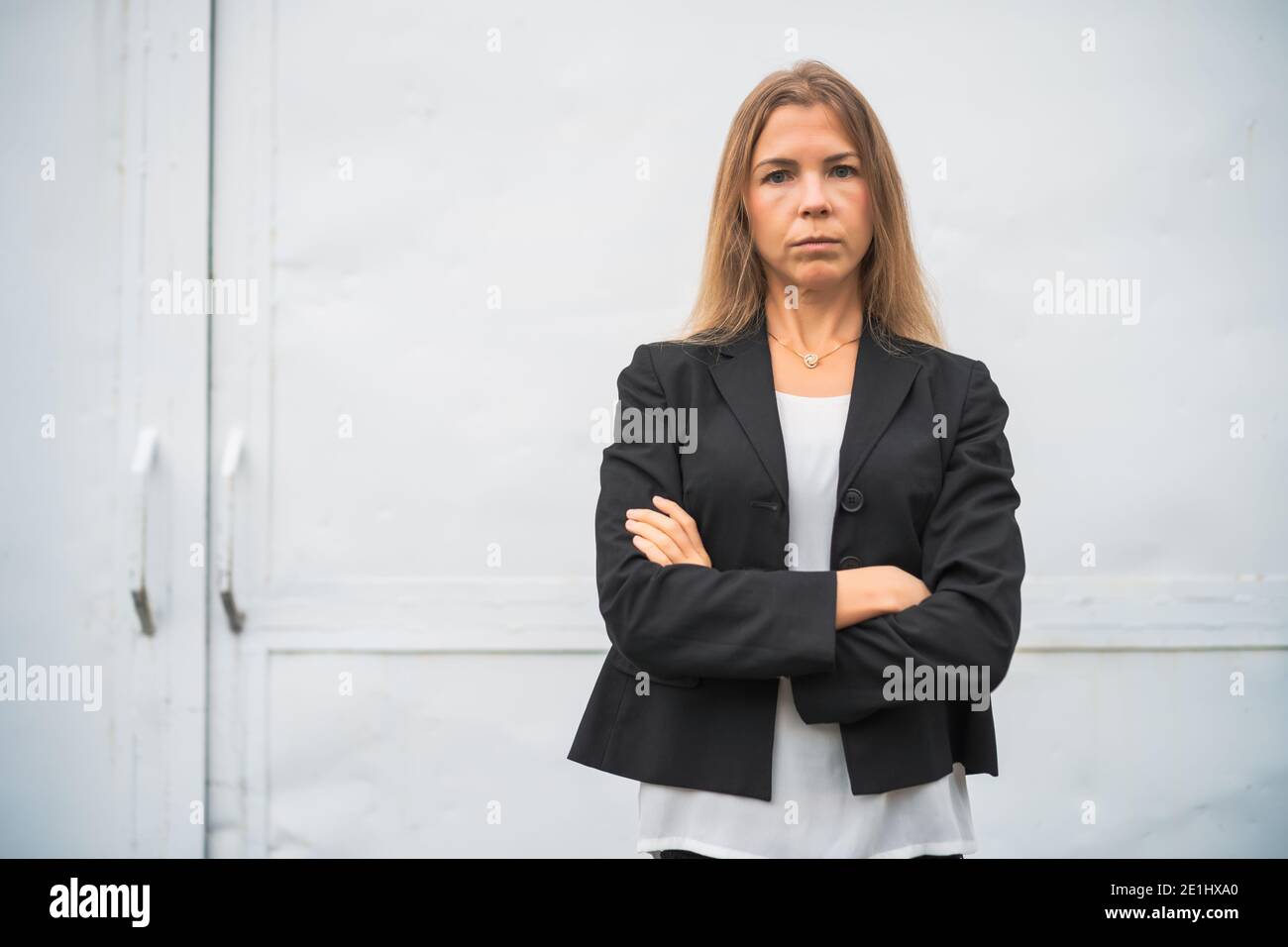 Ritratto esterno di una donna d'affari moderna arrabbiata. Dispiaciuto uomo d'affari è in piedi all'aperto. Foto Stock