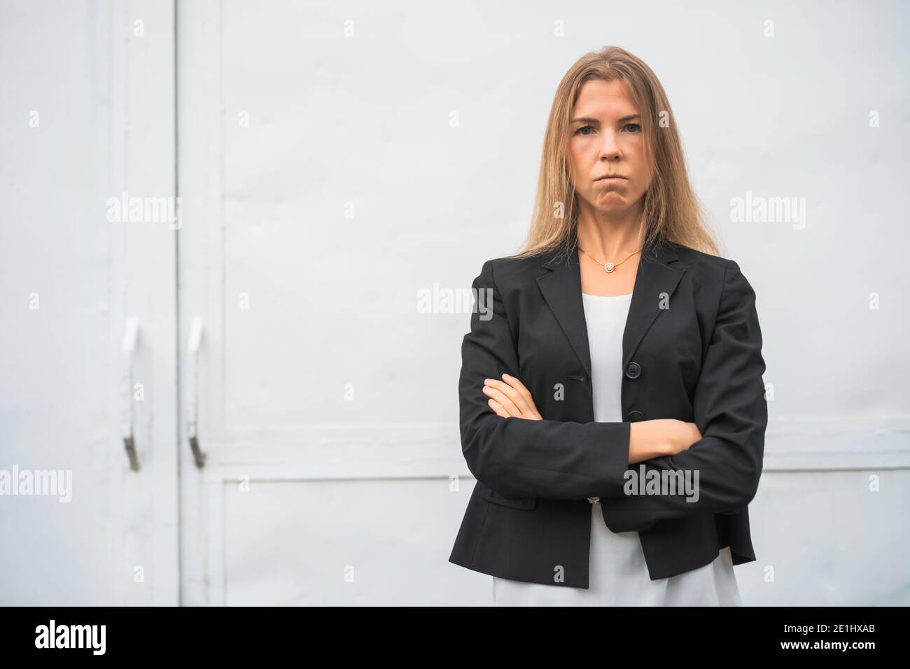 Ritratto esterno di una donna d'affari moderna arrabbiata. Dispiaciuto uomo d'affari è in piedi all'aperto. Foto Stock