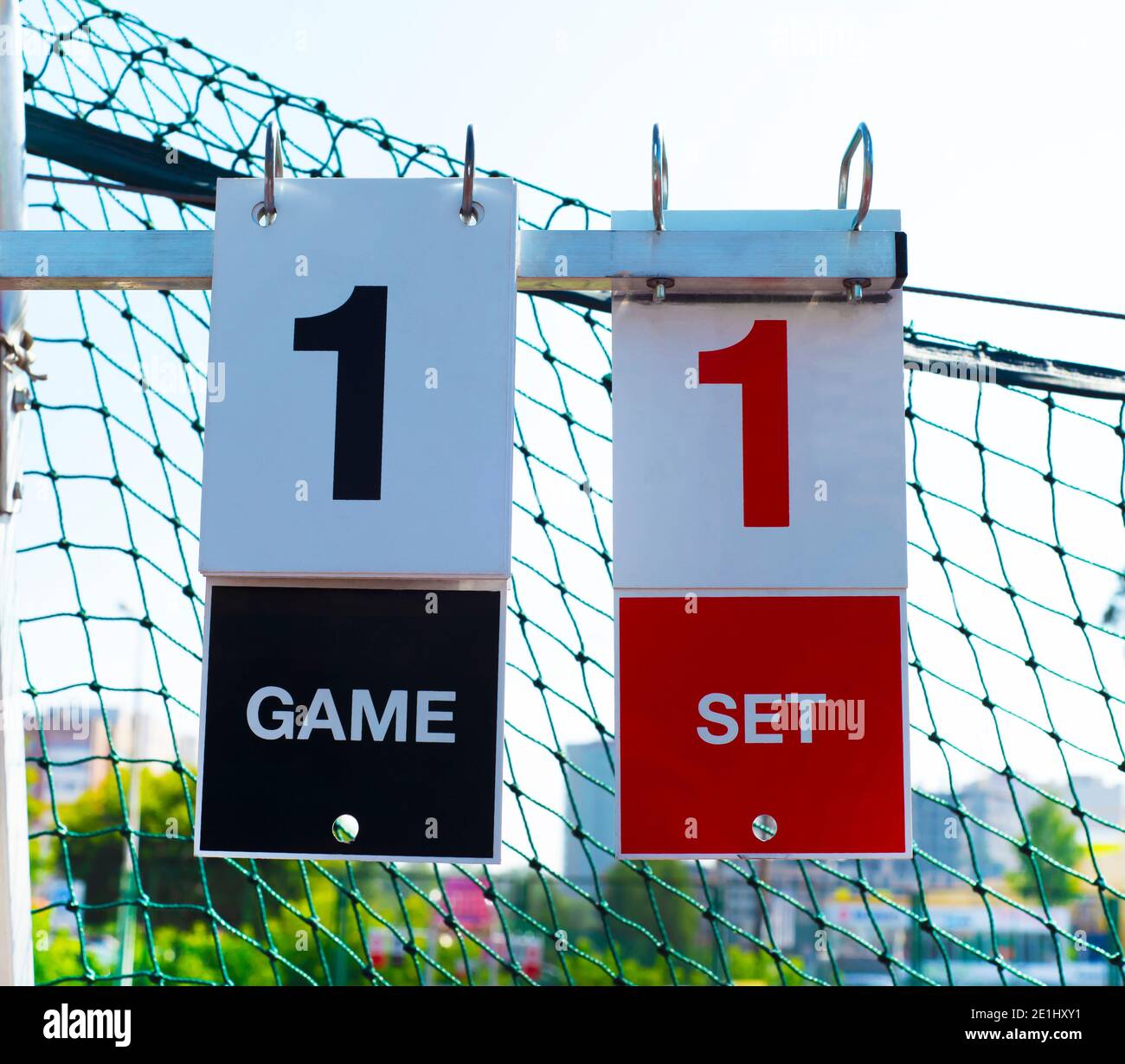 Un piatto con il numero di serie del gioco e impostato in una partita di tennis. Gioco. Seth. Numero 1 in nero e rosso. Foto Stock