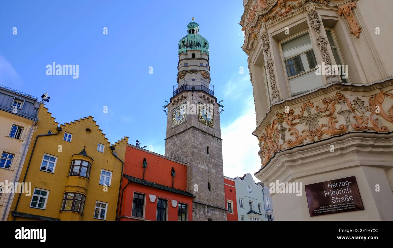 Innsbruck - Aprile: Vista esterna della Torre dell'Orologio Foto Stock