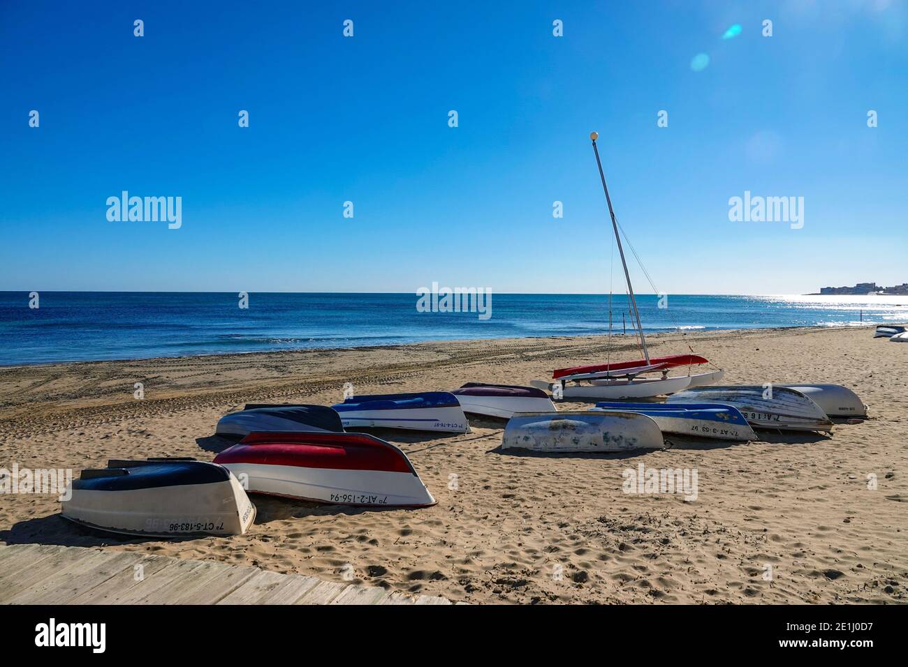 Piccole barche sulla spiaggia di la Mata, Torrevieja, Costa Blanca, Spagna, provincia di Valencia Foto Stock