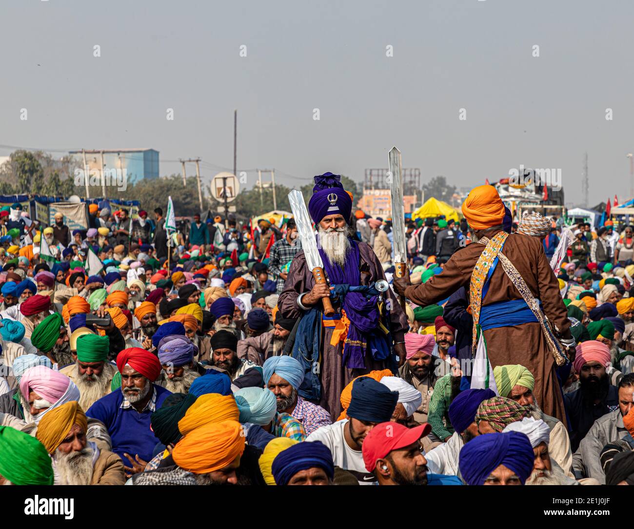 gli agricoltori protestano al confine con delhi contro la nuova legge agricola. Foto Stock