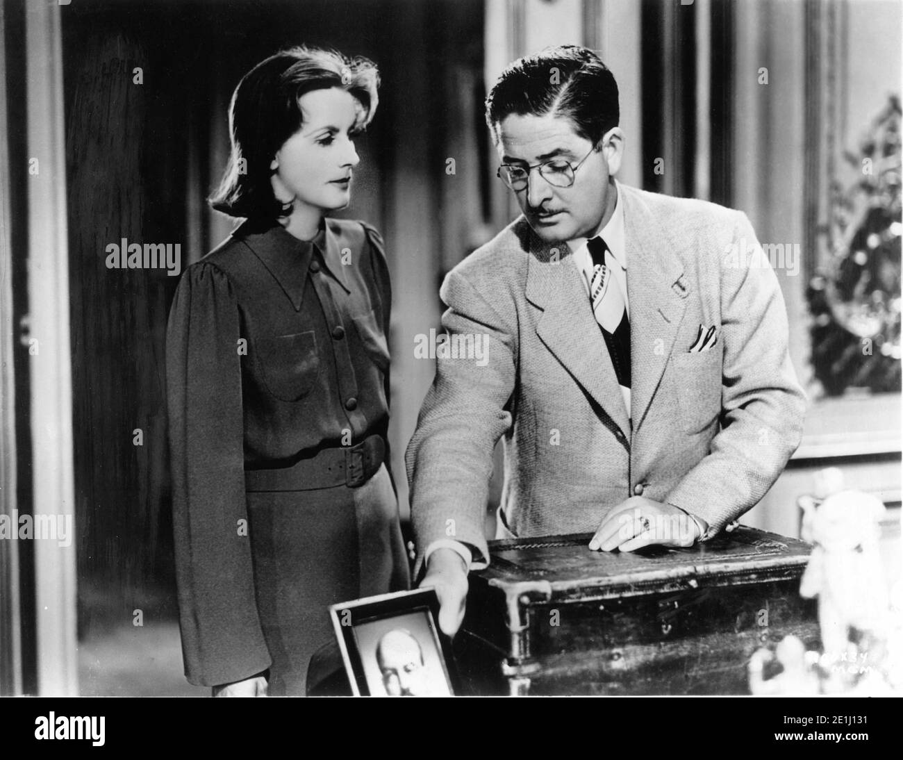 GRETA GARBO e il cineografo WILLIAM H. DANIELS sul set candid durante le riprese del regista DI NINOTCHKA 1939 ERNST LUBITSCH sceneggiatura Charles Brackett Billy Wilder e Walter Reisch basato sulla storia originale di Melchior Lengyel Metro Goldwyn Mayer Foto Stock