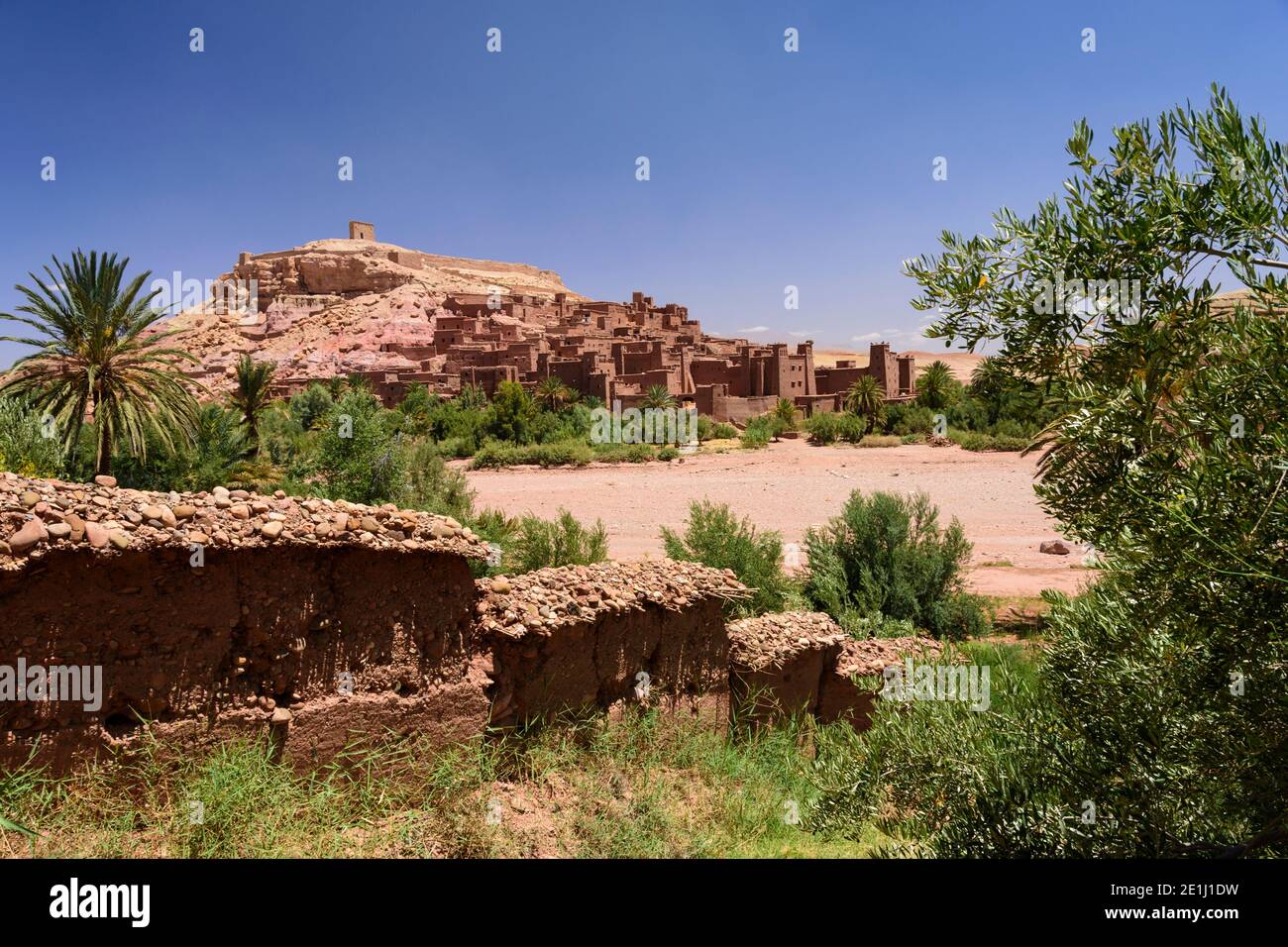 Aït Benhaddou, uno storico alto rom o ksar (villaggio fortificato) lungo l'ex carovana rotta tra il Sahara e Marrakech, nell'attuale Marocco. Foto Stock