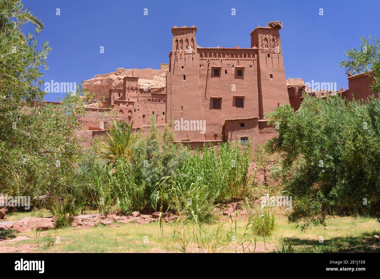 Aït Benhaddou, uno storico alto rom o ksar (villaggio fortificato) lungo l'ex carovana rotta tra il Sahara e Marrakech, nell'attuale Marocco. Foto Stock