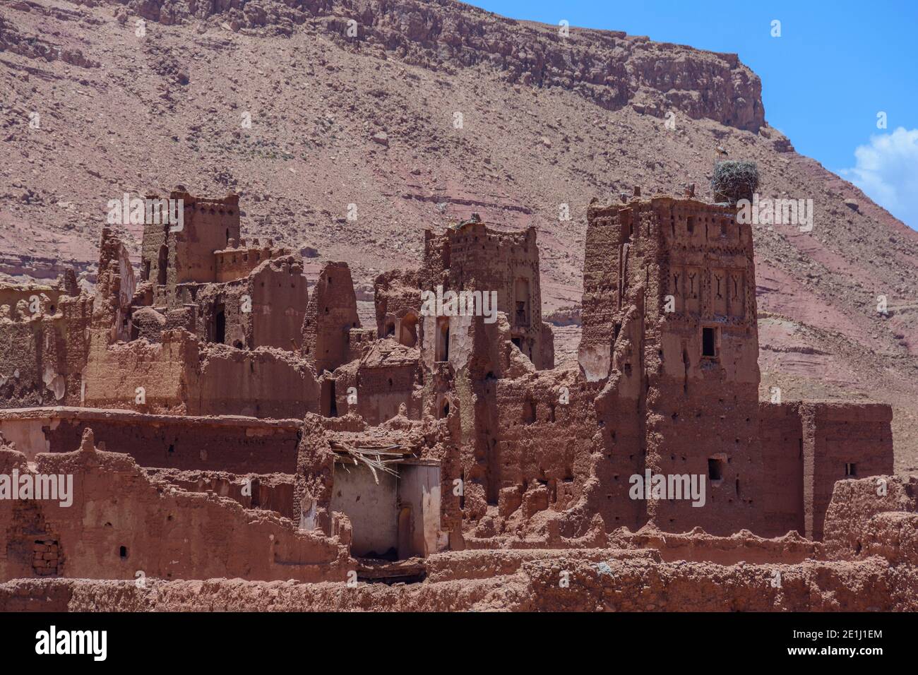 Aït Benhaddou, un alto storico o ksar lungo l'ex carovana rotta tra il Sahara e Marrakech. Nido di cicogna su uno dei tetti. Marocco Foto Stock