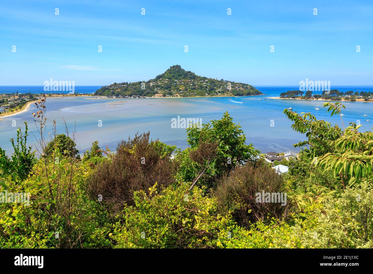 Tairua, una località balneare sulla penisola di Coromandel, Nuova Zelanda. Vista dal porto al Monte Paku Foto Stock