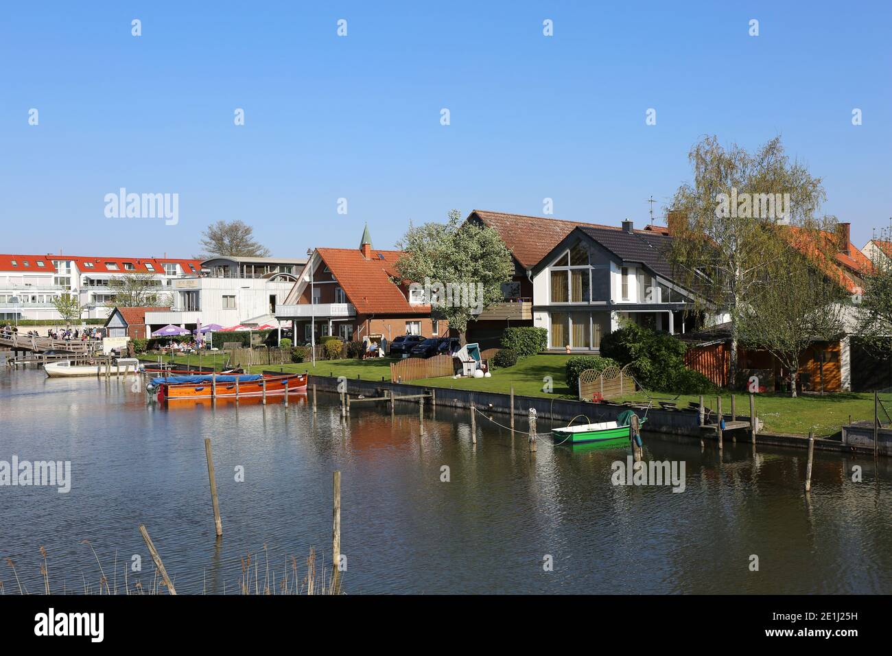 STEINHUDER MEER, GERMANIA-APRILE 19: Belle case con molo e barche presso il lago.aprile 19,2019 a Steinhuder Meer, Germania. Foto Stock
