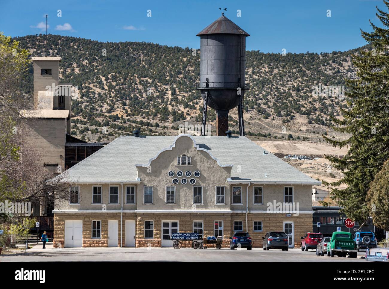 Nevada Northern Railway Depot, ora Railway Museum, Water Tank Behind, in East Ely, Great Basin, Nevada, USA Foto Stock