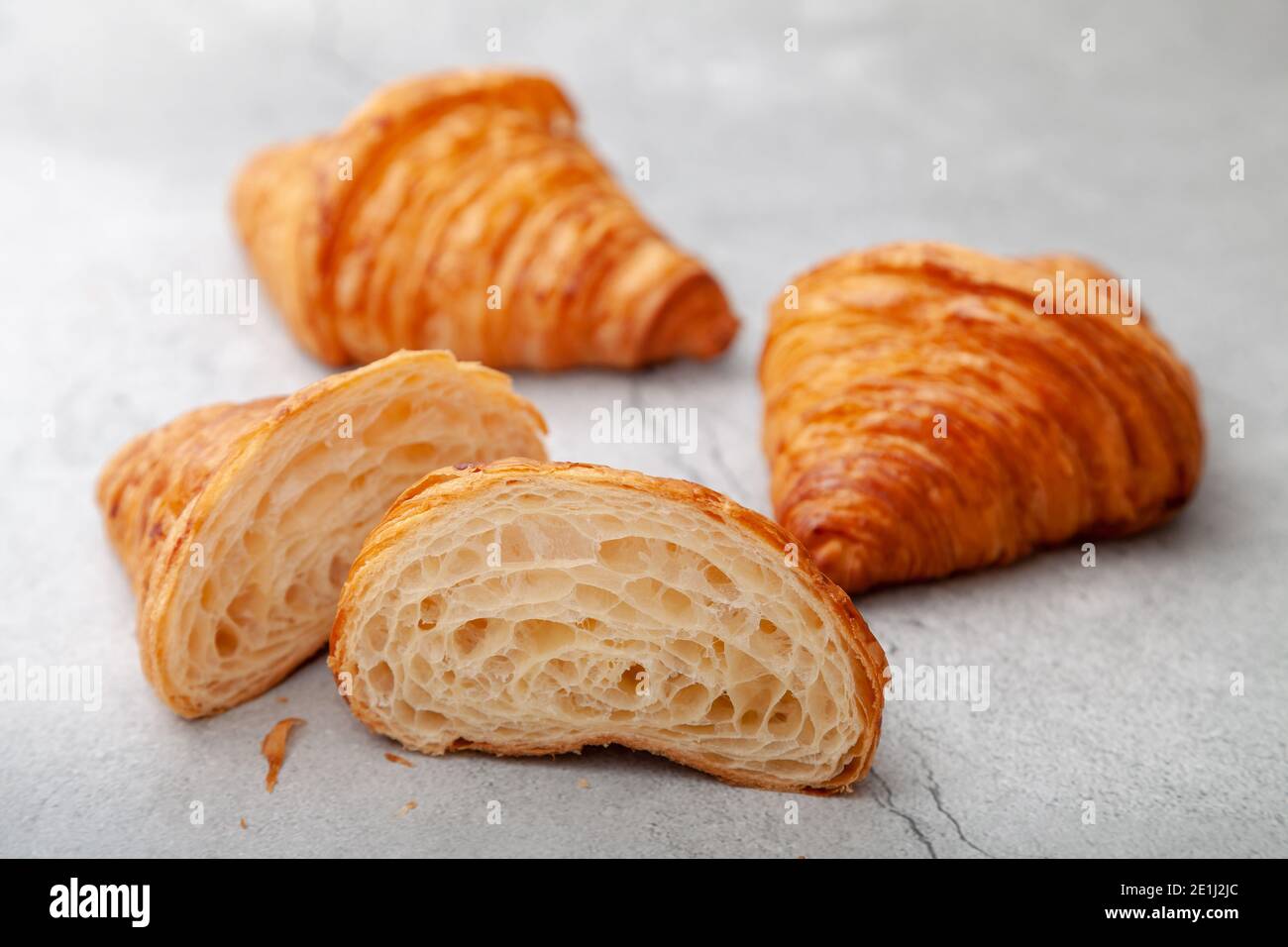 Nido d'ape in croissant a fette in base al numero di pieghe su fondo cementizio. Foto Stock