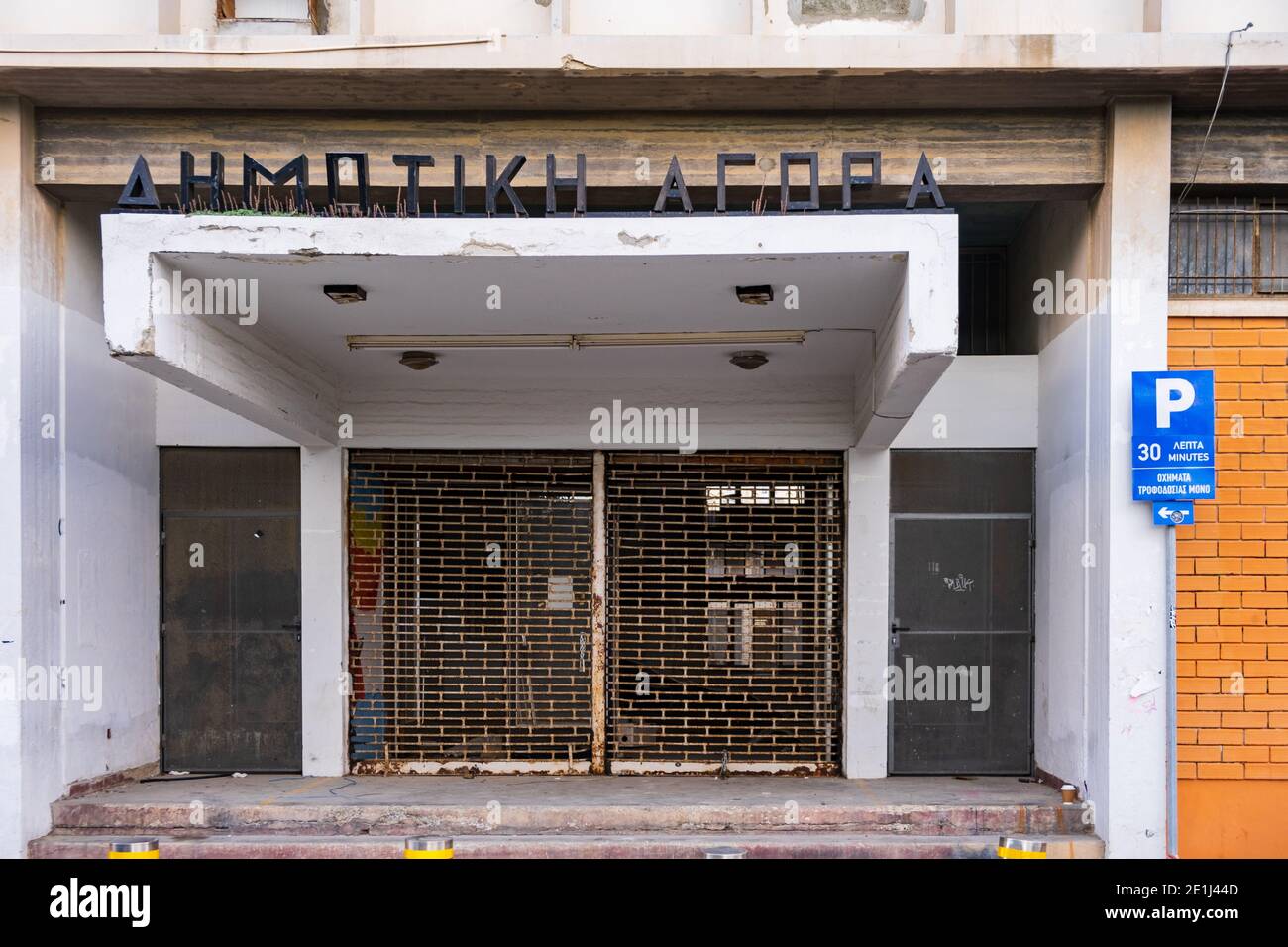 Nicosia, Cipro - 9 dicembre 2020: Ingresso al vecchio edificio abbandonato del mercato Municipale di Nicosia nel vecchio settore della città. Fino a poco tempo fa Foto Stock