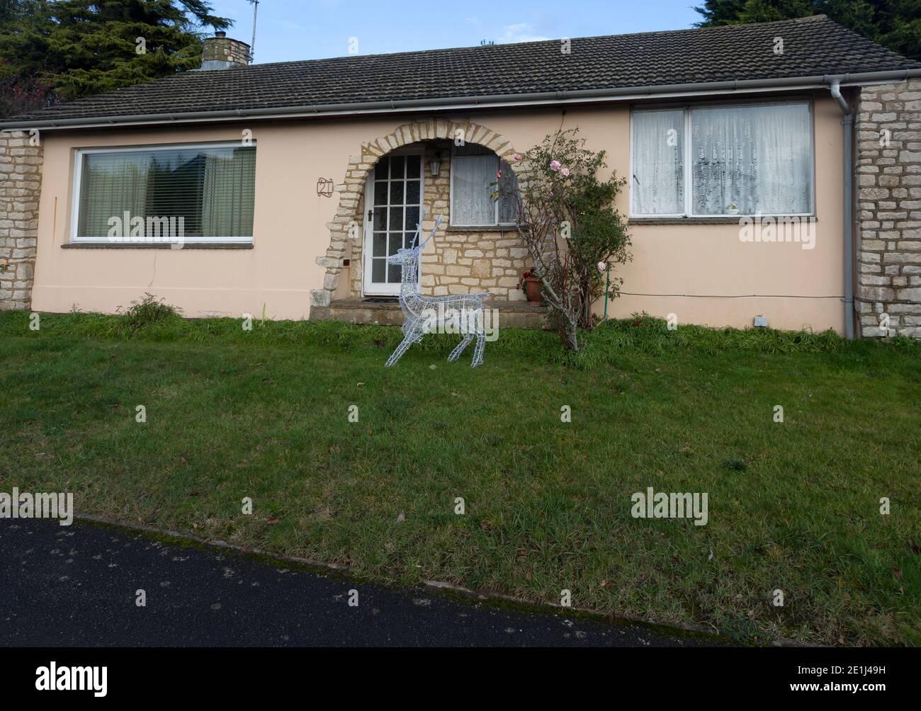 Case di bungalow suburbani piccolo alloggio suburbano, Calne, Wiltshire, Inghilterra, Regno Unito renna di Natale Foto Stock