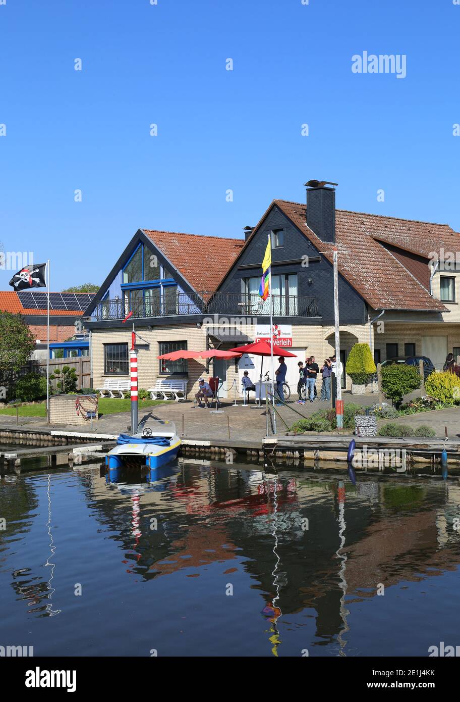 STEINHUDER MEER, GERMANIA-APRILE 19:persone in attesa di noleggiare una barca vicino al molo.Aprile 19,2019 a Steinhuder Meer, Germania. Foto Stock