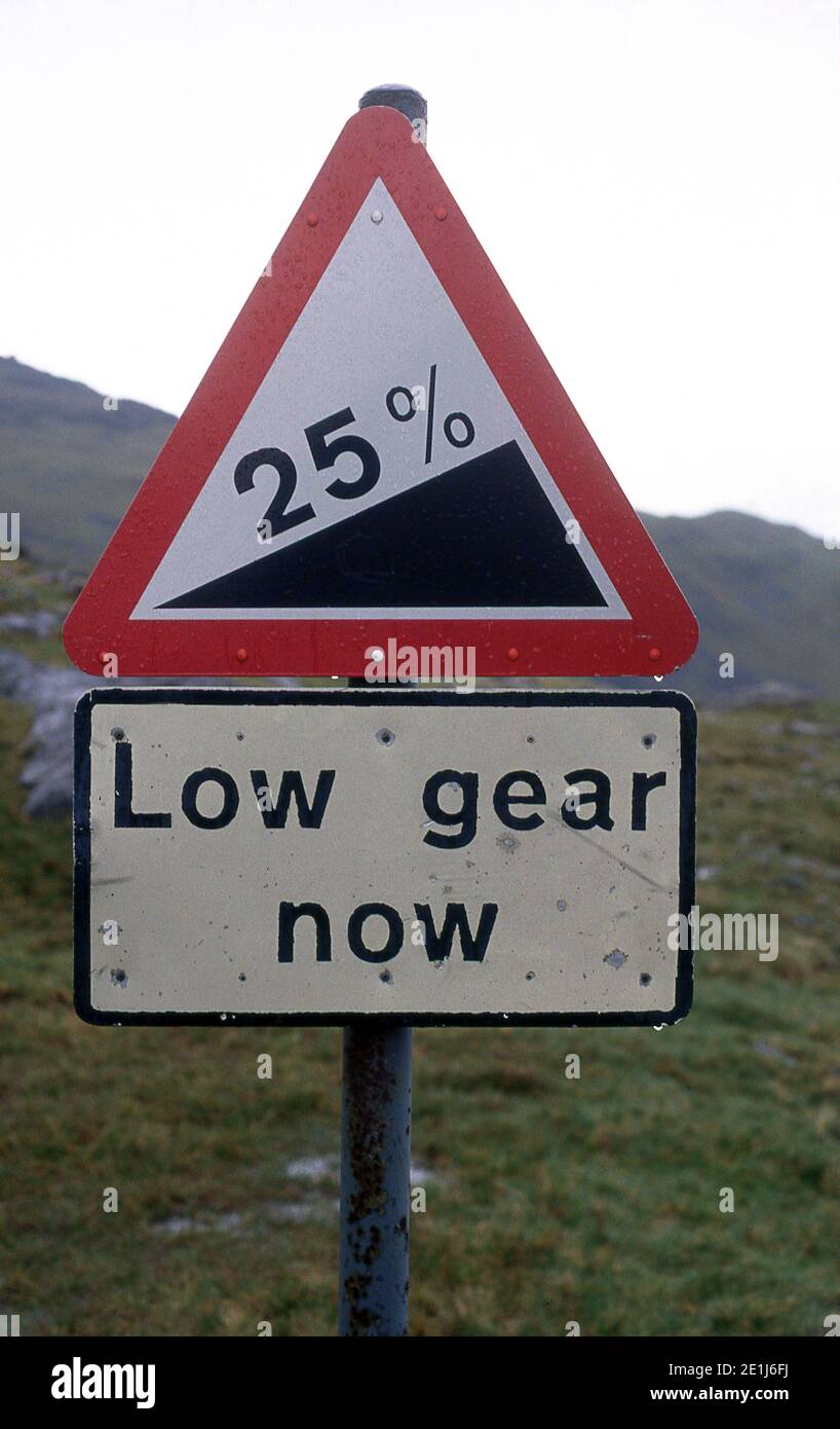 Ripido Hill 25% segnali stradali di avvertimento nel Lake District of England. Foto Stock