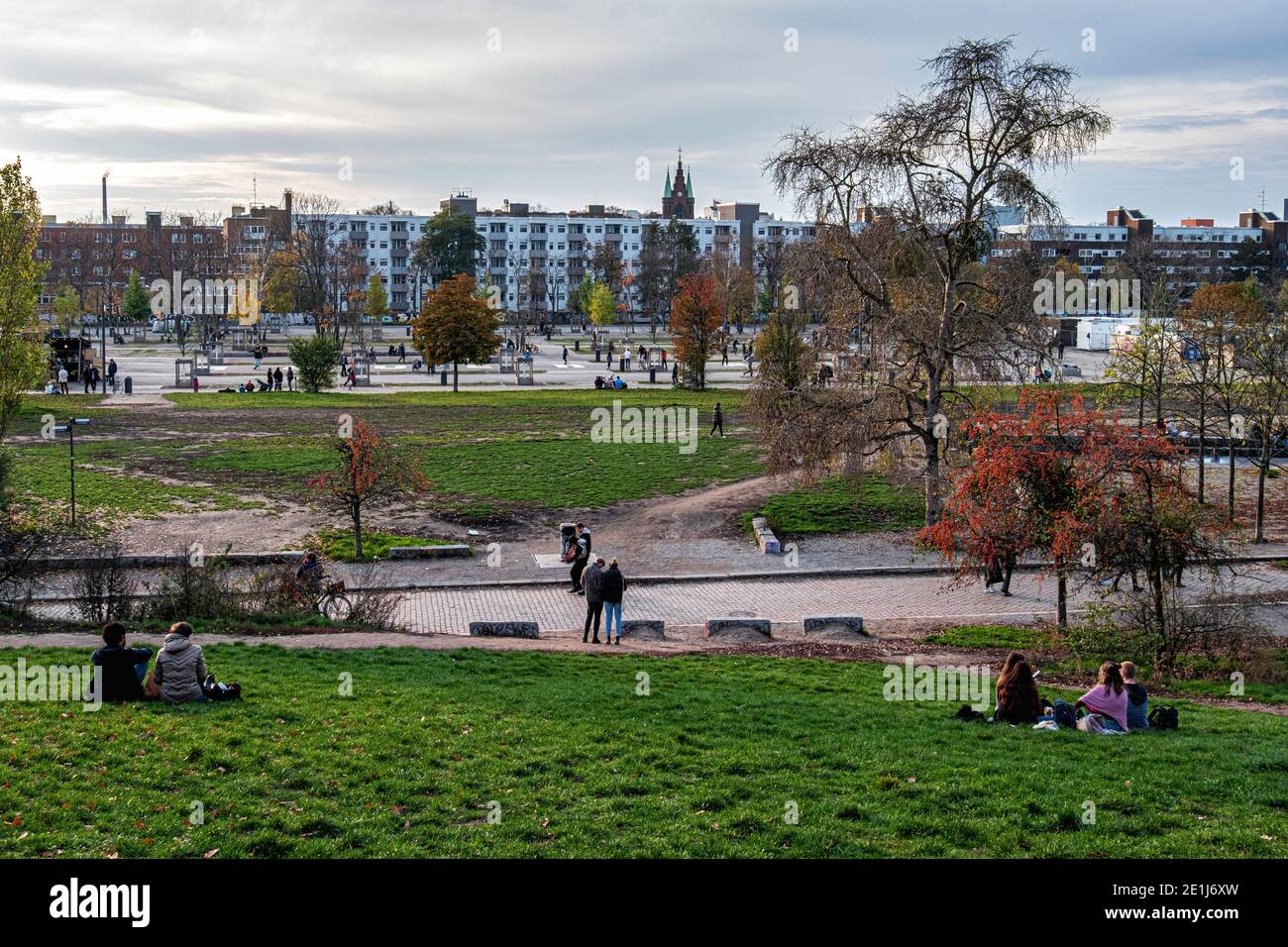 La gente mantiene la distanza sociale a MauerpPark durante la corona Pandemic, Prenzlauer Berg, Berlino, Germania Foto Stock