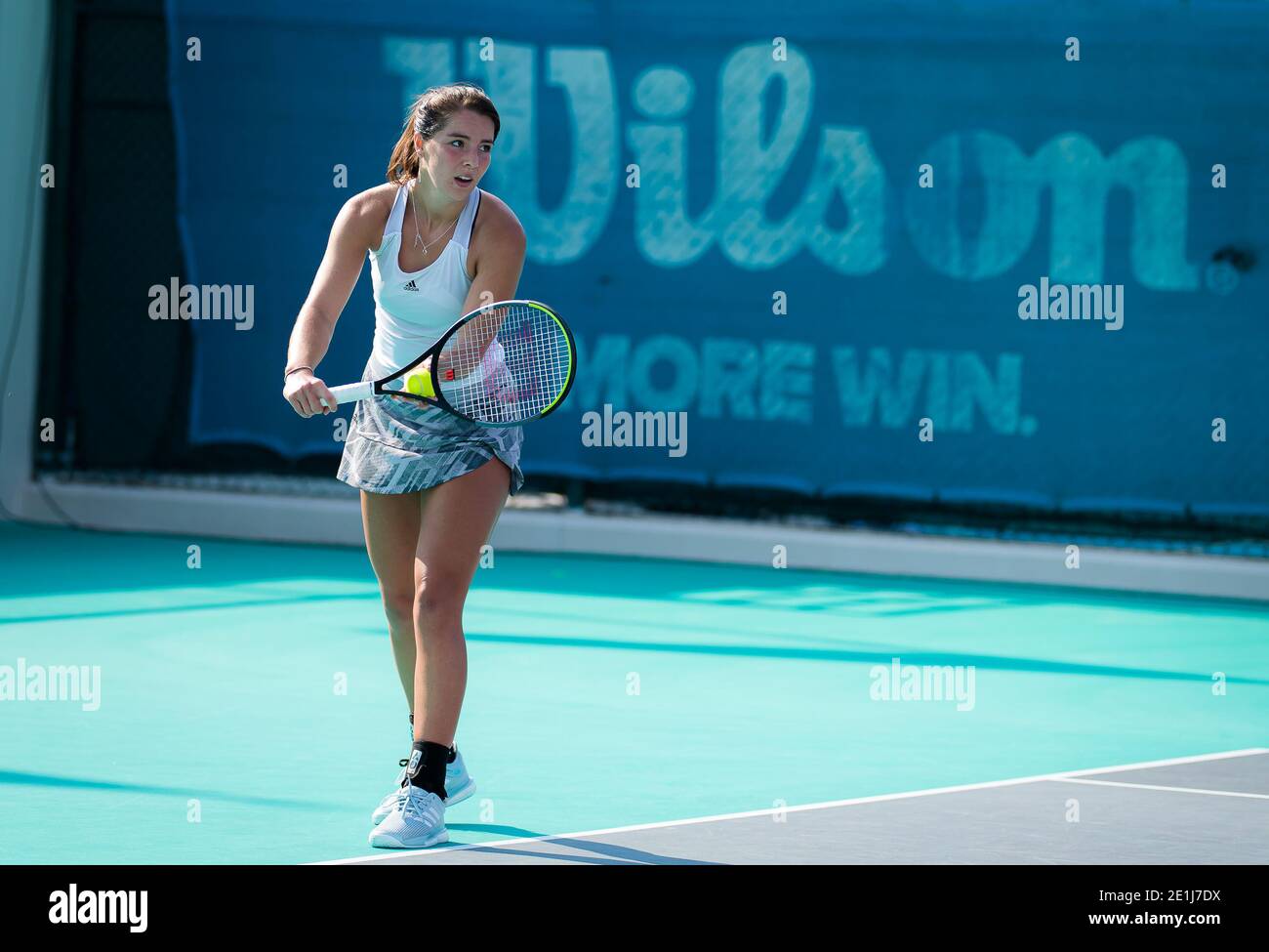 Jodie Burrage della Gran Bretagna in azione contro Amandine Hesse Della Francia durante il primo round del 2021 Abu Dabi WTA Women & N. / LM Foto Stock