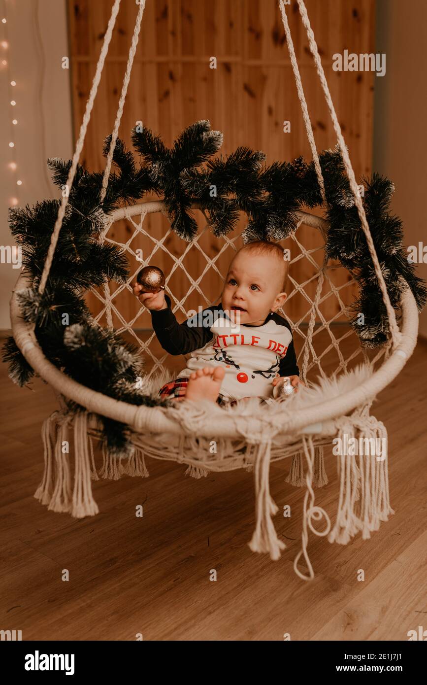 bambina seduta in sedia e giocando. Mattina di Natale. Interni di Capodanno. Festa di San Valentino Foto Stock