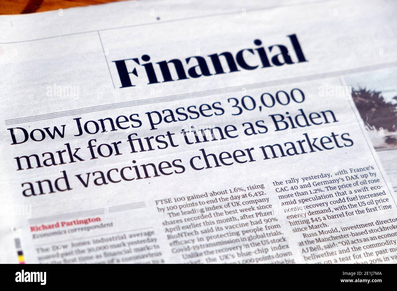 "DOW Jones passa 30,000 punti per la prima volta come Biden E i vaccini incoraggiano i mercati nel titolo del giornale Financial Guardian 25 Nov 2020 a Londra, Regno Unito Foto Stock
