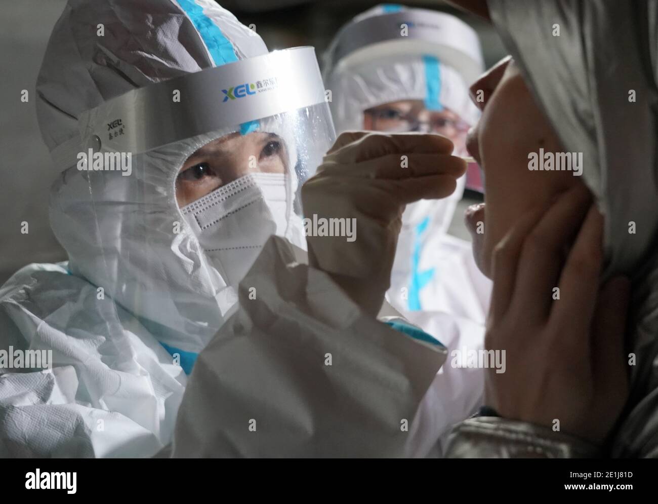 (210107) -- SHIJIAZHUANG, 7 gennaio 2021 (Xinhua) -- UN operatore medico raccoglie un campione di tampone da un residente in un sito di test COVID-19 della comunità nel distretto di Yuhua di Shijiazhuang, capitale della provincia di Hebei della Cina settentrionale, 7 gennaio 2021. Shijiazhuang ha cominciato a condurre i test dell'acido nucleico a livello della città coprendo tutti i residenti il mercoledì. La città ha creato 5,011 centri per il prelievo dei campioni di tampone per i test. (Xinhua/Yang Shiyao) Foto Stock