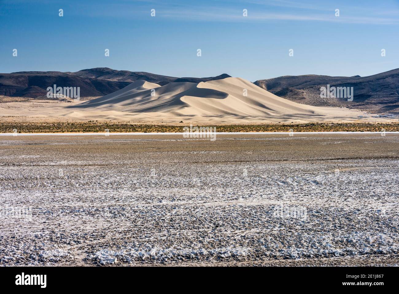 Le dune di sabbia a Mountain Recreation Area, bacino grande deserto, vista dalla strada isolate (Hwy 50) vicino Fallon, Nevada, STATI UNITI D'AMERICA Foto Stock
