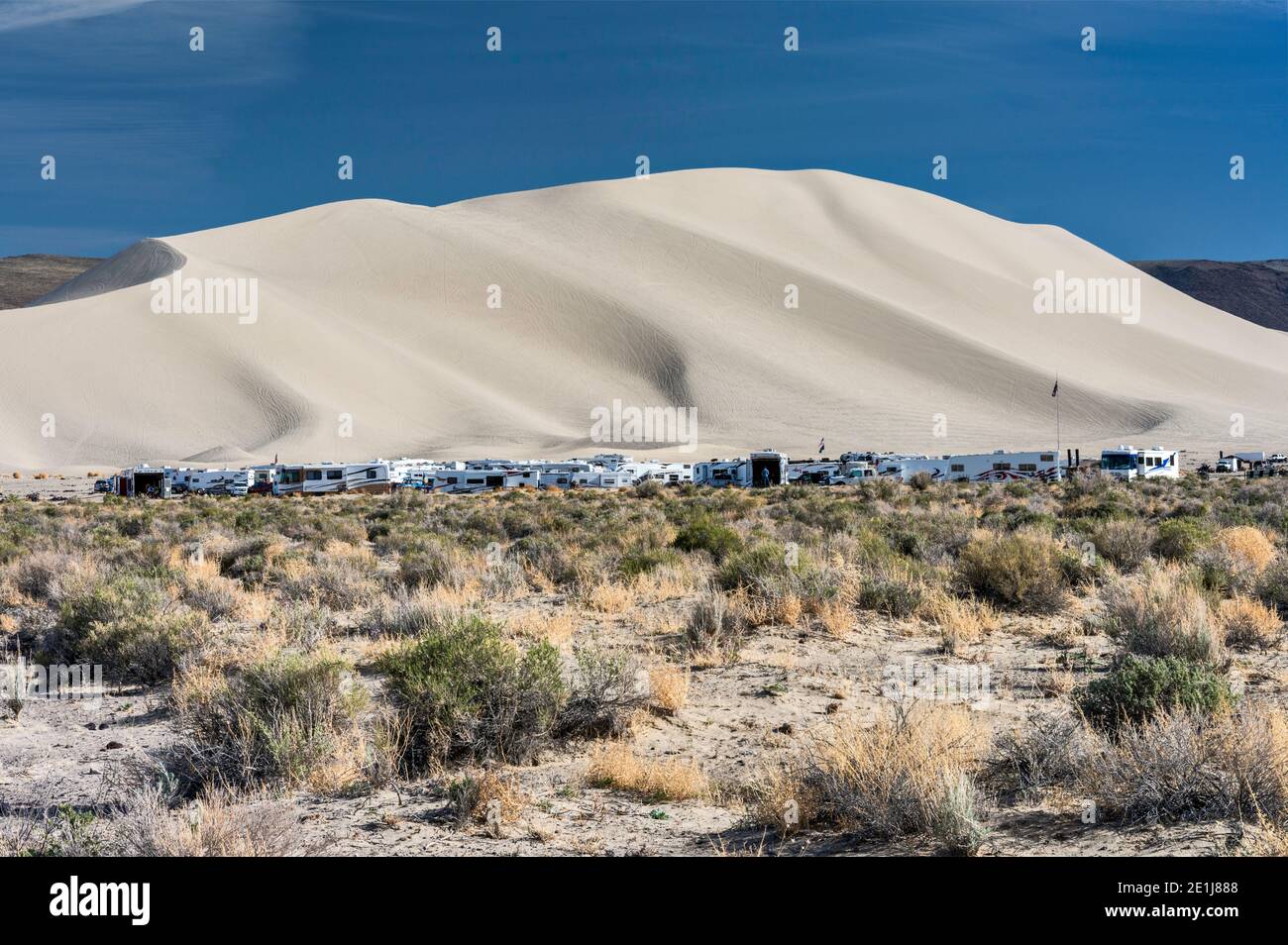 Campeggiatori presso le dune della Sand Mountain Recreation Area, Great Basin Desert, vicino a Fallon, Nevada, USA Foto Stock
