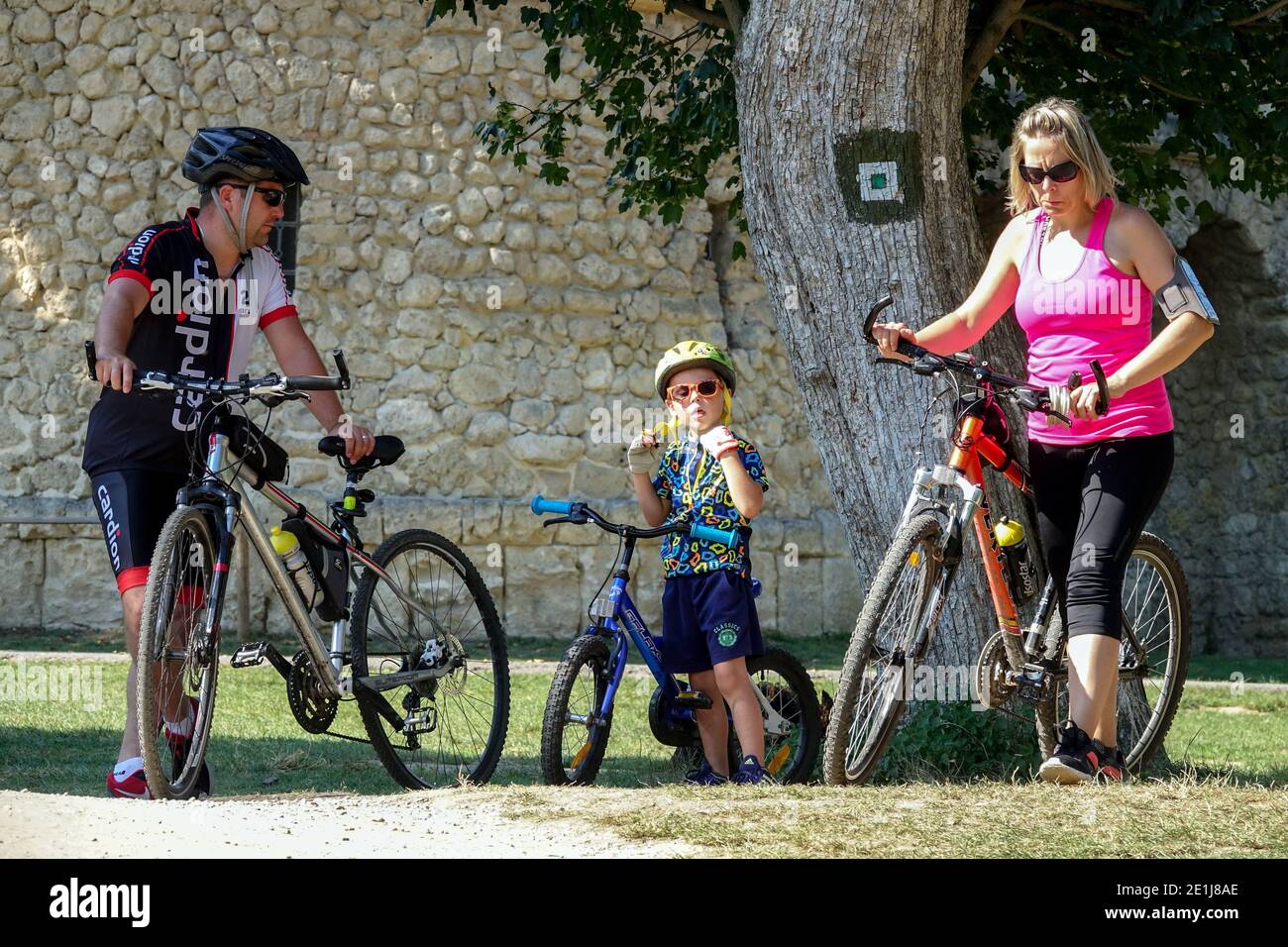 Stile di vita familiare uomo donna bambino in bicicletta escursione in famiglia Vacanze estive Foto Stock