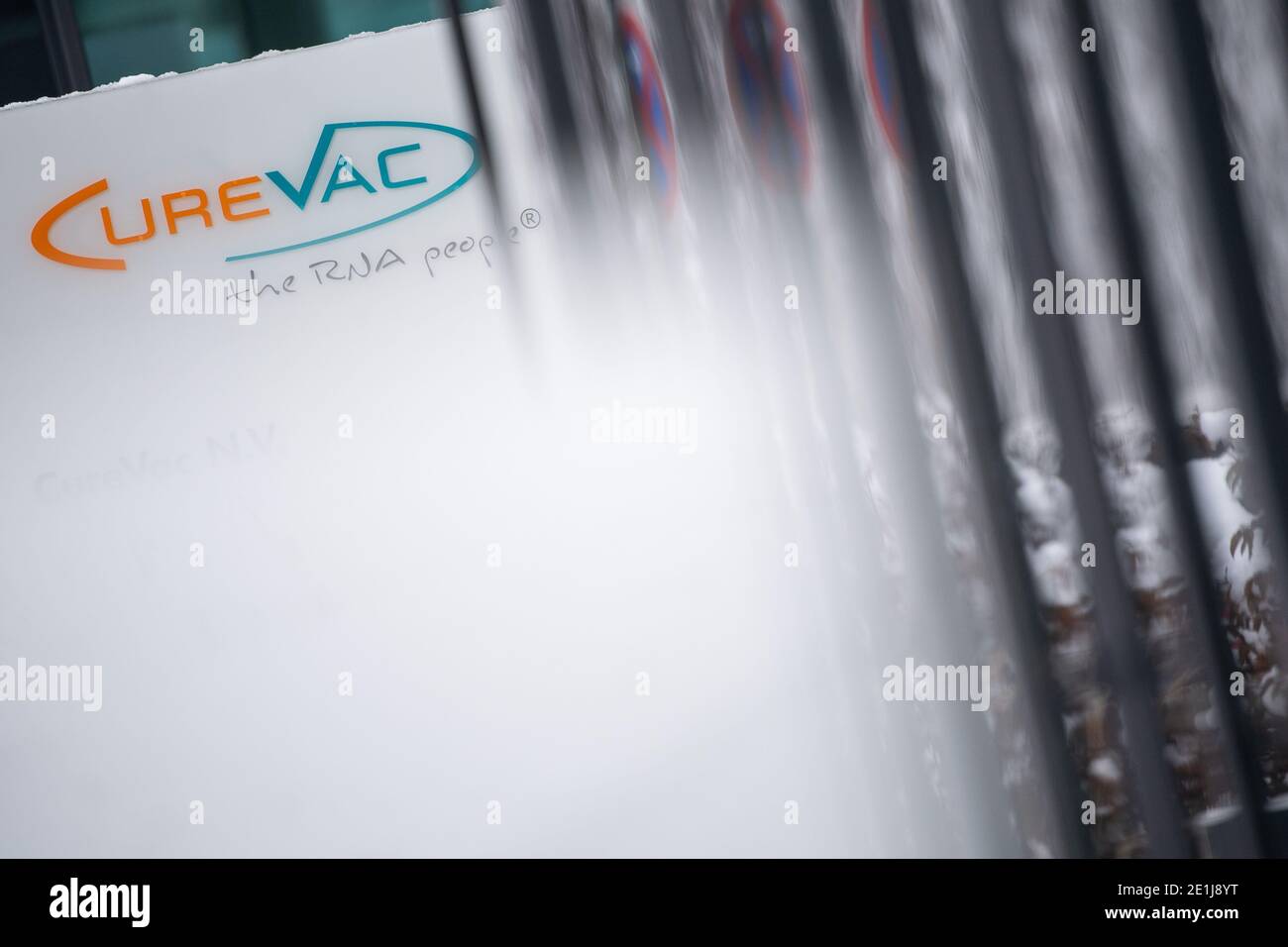 07 gennaio 2021, Baden-Wuerttemberg, Tübingen: Il logo della società biotech Curevac con lo slogan "The RNA People" è esposto presso la sede centrale della società. Grazie alla collaborazione con la società farmaceutica Bayer, Curevac spera di poter utilizzare il vaccino corona quest'estate. Foto: Sebastian Gollnow/dpa Foto Stock