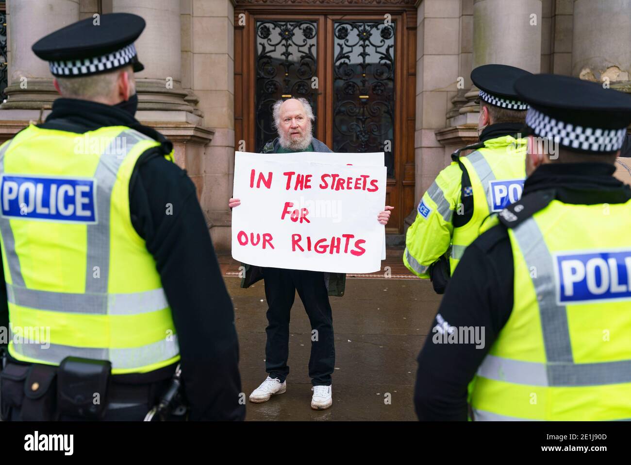 Glasgow, Scozia, Regno Unito. 7 gennaio 2021. Protesta anti-blocco fuori Glasgow City Chambers guidato dall'attivista Sean Clerkin. I manifestanti hanno esortato il governo scozzese ad abolire il divieto di protesta e di dimostrazione, in contrasto con gli articoli 10 e 11 della Convenzione europea dei diritti dell'uomo, che enfatizzano la libertà di espressione e il diritto di manifestare e protestare. Iain Masterton/Alamy Live News Foto Stock