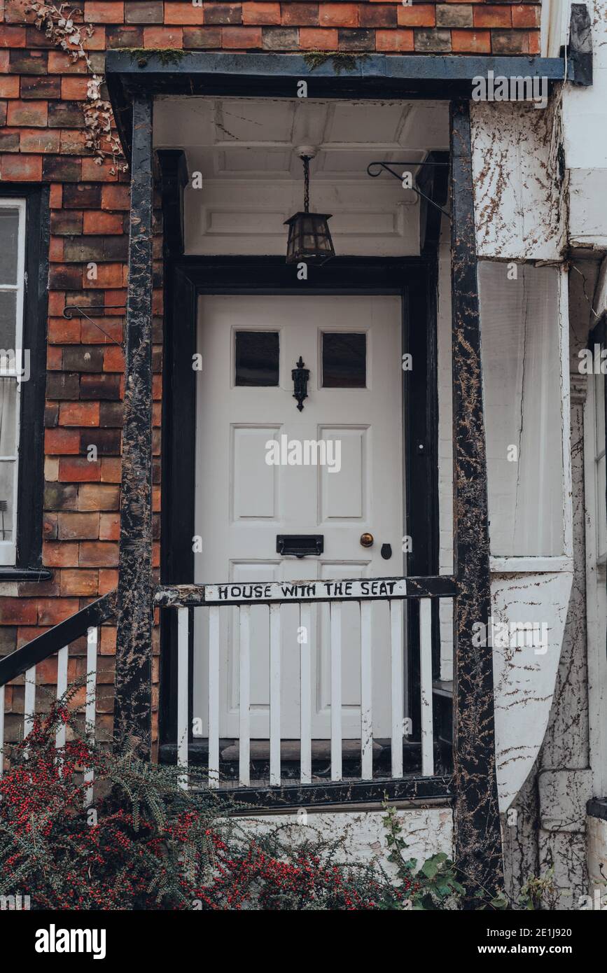 Rye, Regno Unito - 10 ottobre 2020: Porta bianca di fronte alla vecchia casa storata con la casa di sedile su Mermaid Street a Rye, una delle più meglio conservate rimorchio medievale Foto Stock
