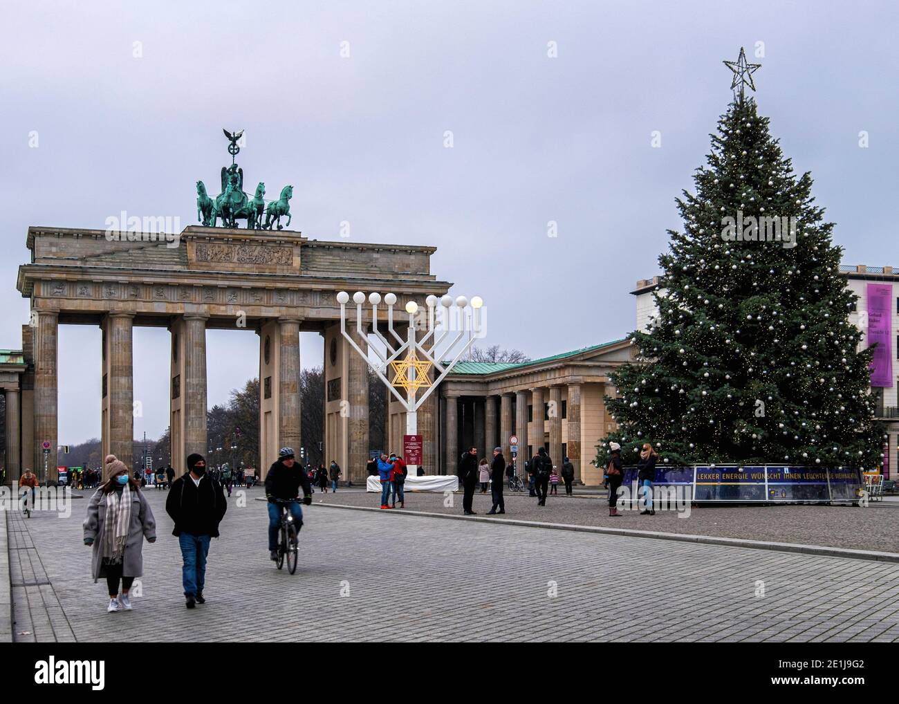 Albero di Natale e Hanukkah Menorah Candelabra di fronte al Brandeburgo Gate, Mitte, Berlino, Germania Foto Stock
