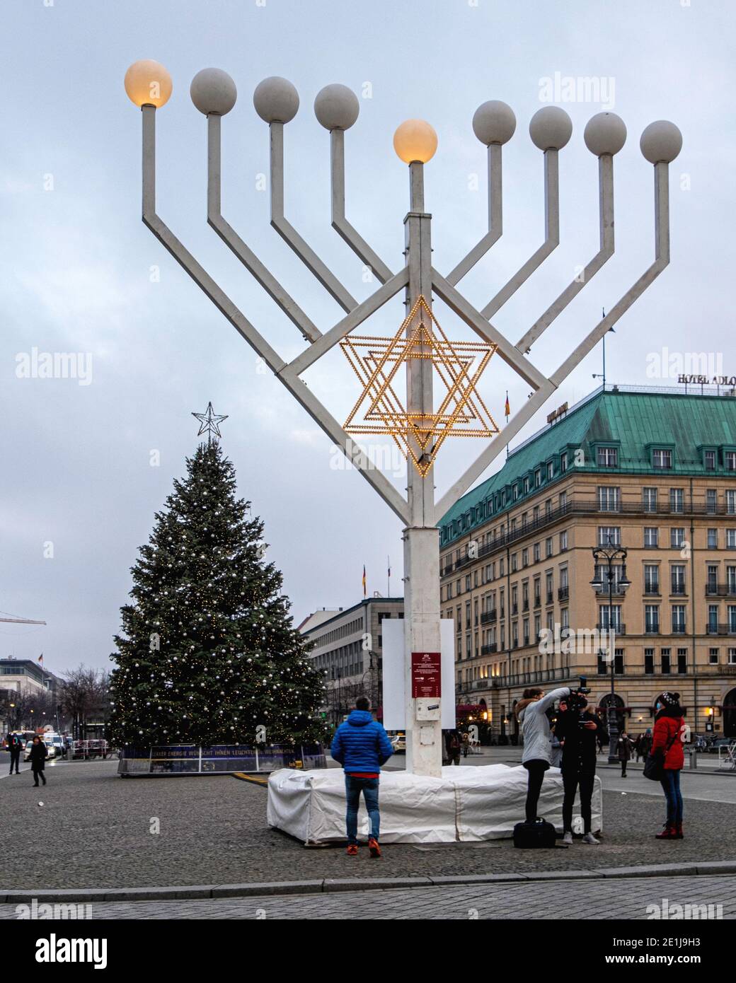 Albero di Natale e Hanukkah Menorah Candelabra di fronte al Brandeburgo Gate, Mitte, Berlino, Germania Foto Stock