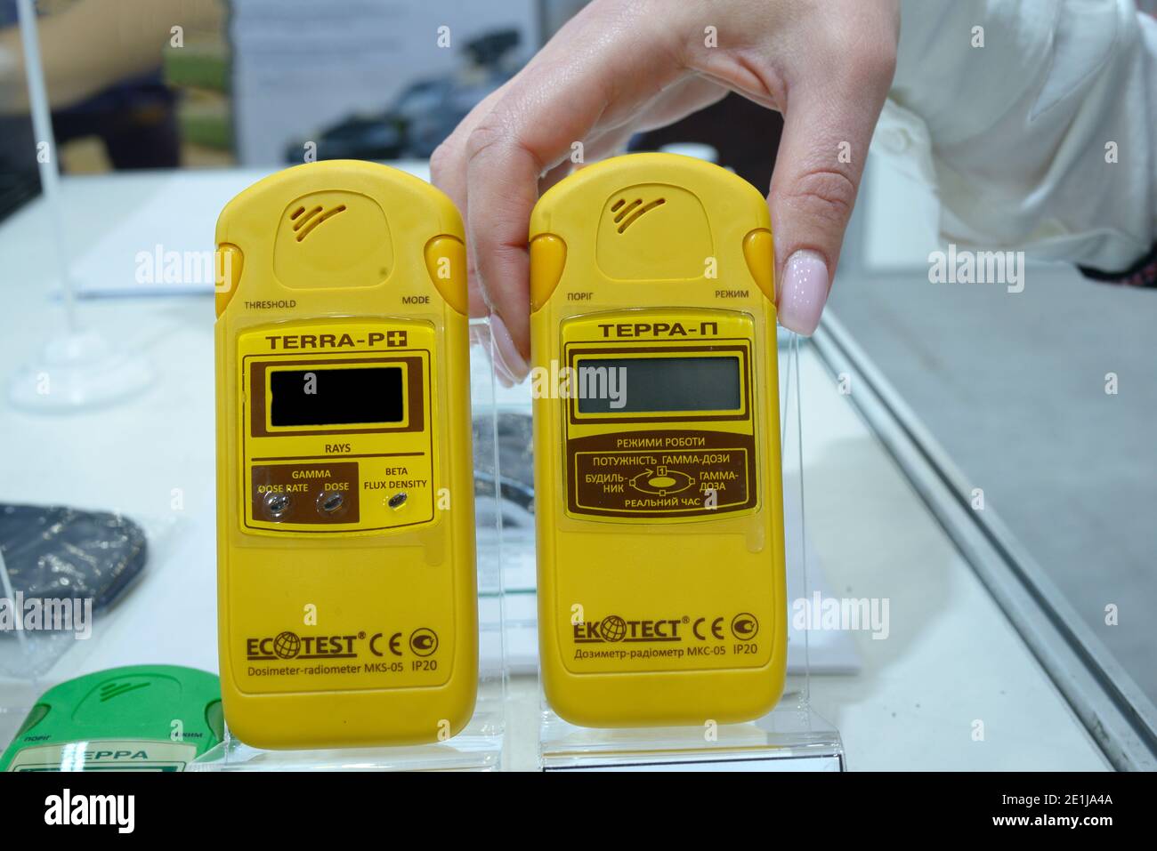 Le mani della donna tengono il dosimetro-radiometri personale per misurare i livelli di radiazione. 8 ottobre 2019. Kiev, Ucraina Foto Stock