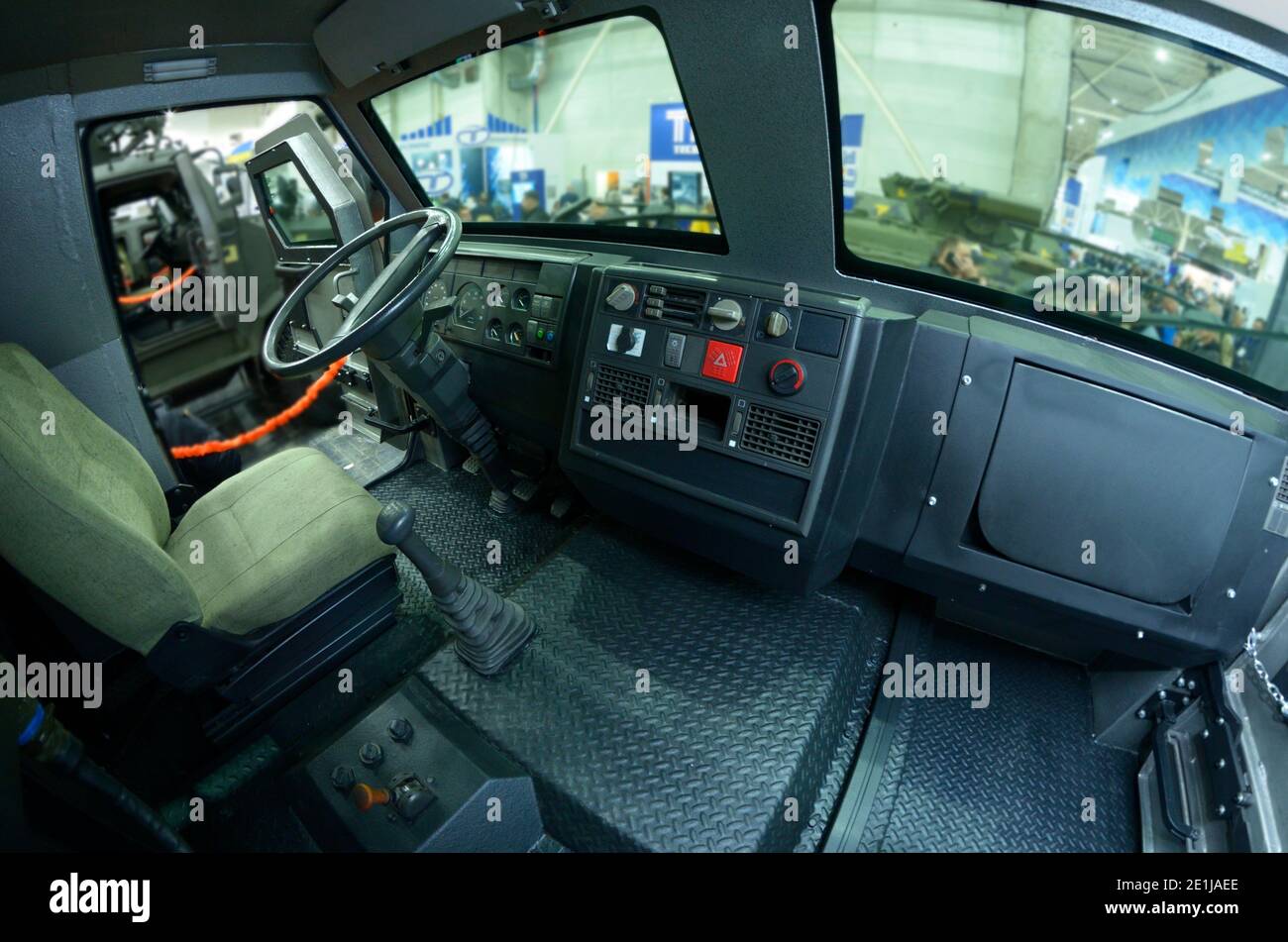 Interno di un supporto del personale blindato, volante, cruscotto, sedili Foto Stock