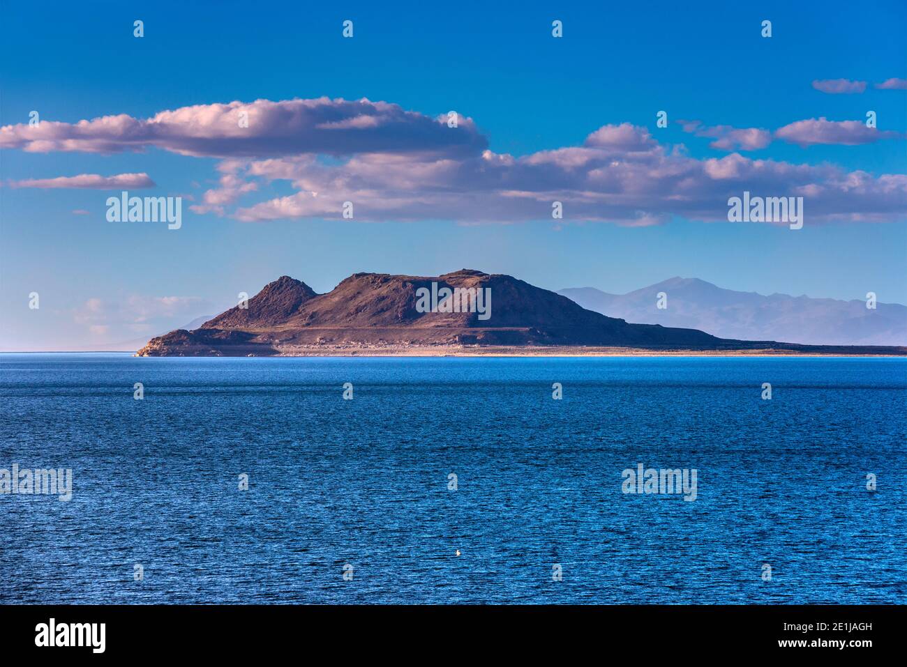 Isola di Anaho al lago Pyramid al tramonto, riserva indiana di Pyramid Lake, Nevada, Stati Uniti Foto Stock