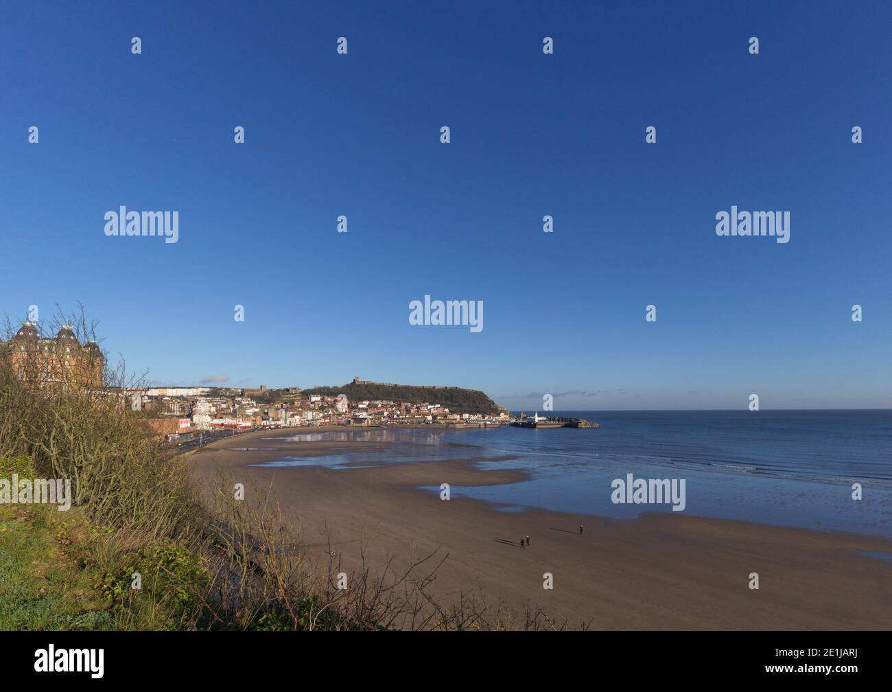 Spiaggia di Scarborough e porto vista dall'area del ponte termale Foto Stock