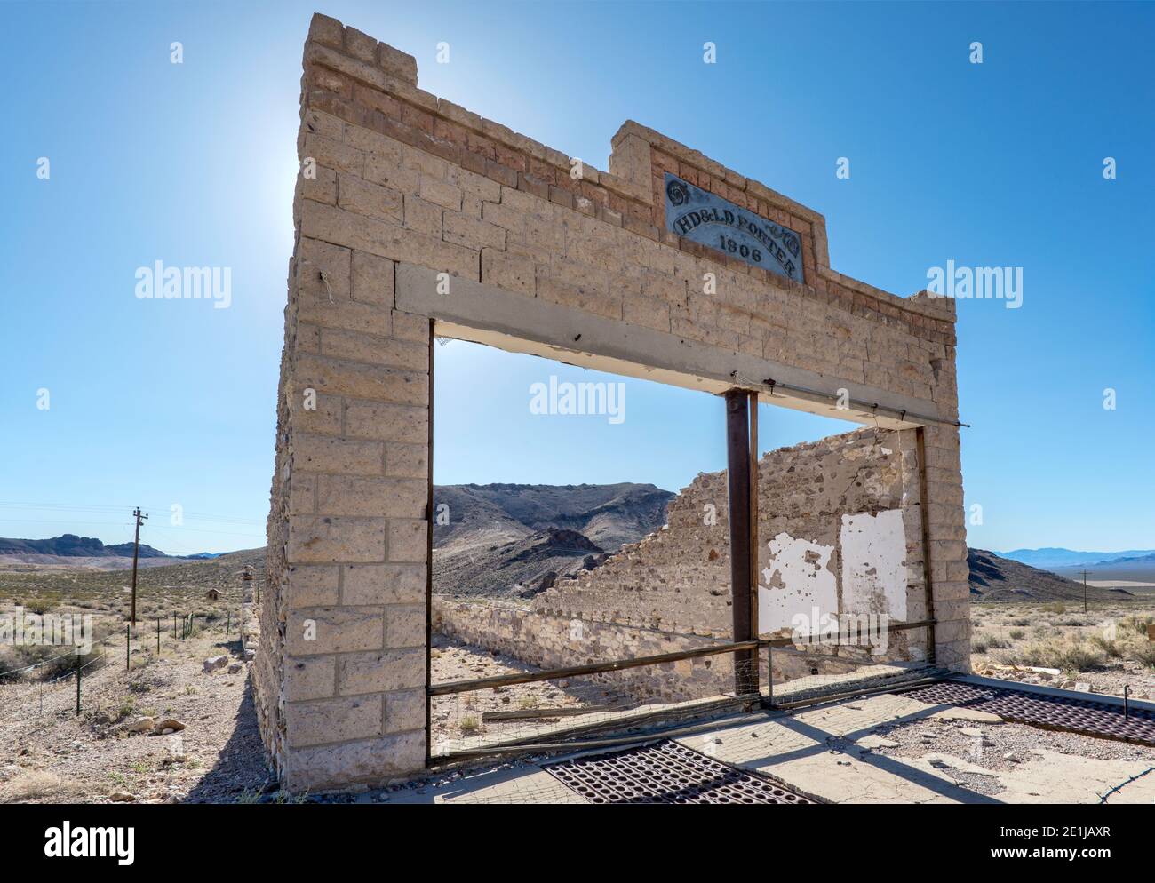 Rovina nella città fantasma di Rhyolite vicino a Beatty e Death Valley, nel deserto di Amargosa, Nevada, Stati Uniti Foto Stock