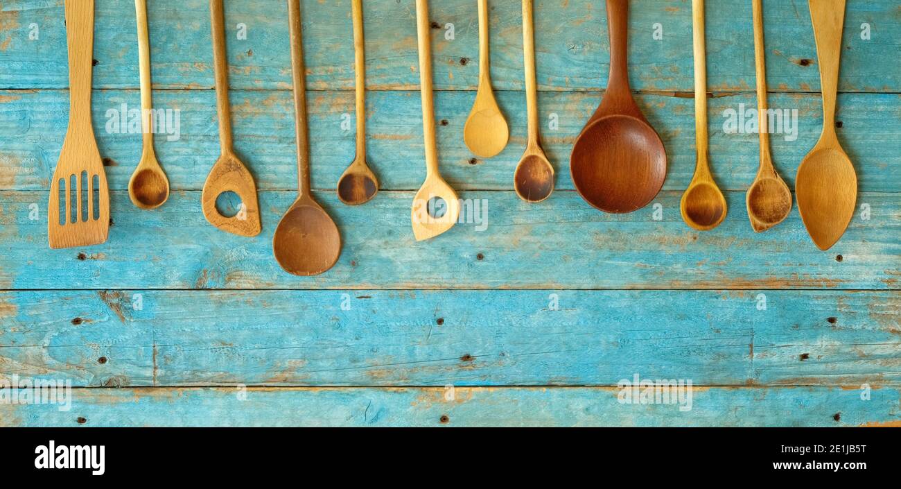vari antichi cucchiai di legno, concetto di cucina vintage spazio libero copia Foto Stock