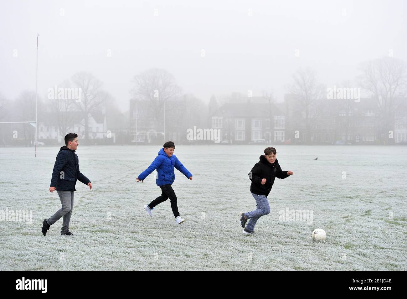 Leicester, Leicestershire, Regno Unito 7 gennaio 2021. Regno Unito Meteo. Gelo. Nebbia. I ragazzi giocano a calcio nel Victoria Park di Leicester in una giornata gelida e sciocchissima. Alex Hannam/Alamy Live News Foto Stock