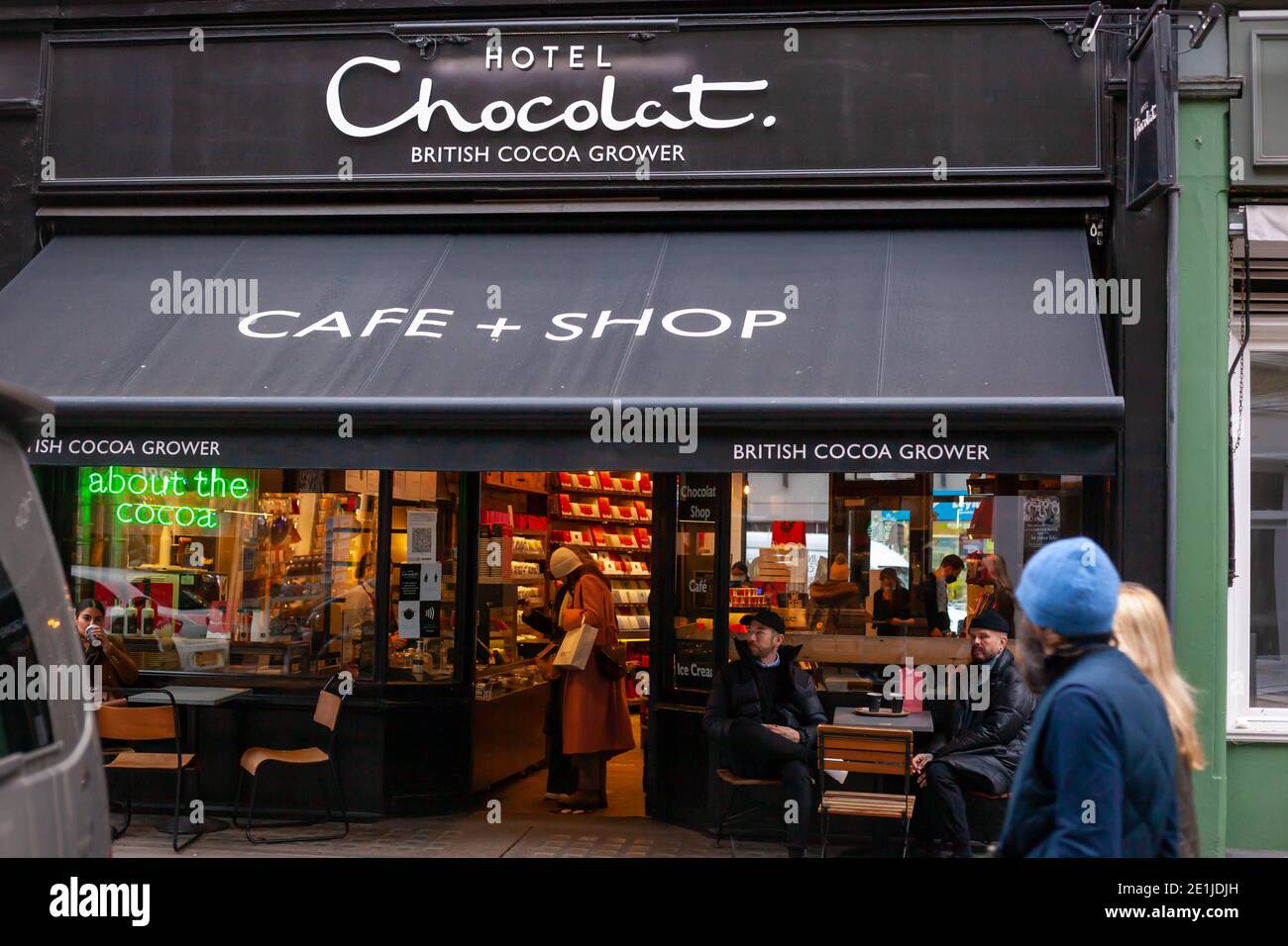 La Gran Bretagna in Pandemic Street vista di persone al di fuori di una filiale di Hotel Chocolat Cafe & Shop, londra, Gran Bretagna, dicembre 2020 Foto Stock