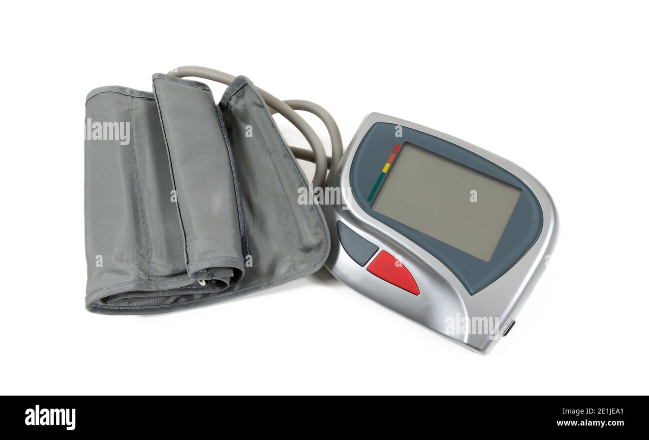 Monitor digitale della pressione sanguigna isolato su sfondo bianco. Foto Stock
