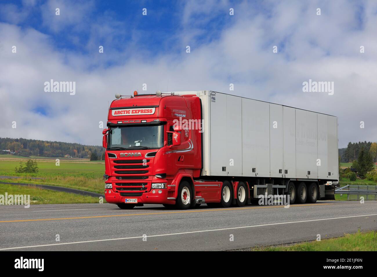 Red Scania R580 Truck of Arctic Express che traina un semirimorchio A temperatura CONTROLLATA FNA sull'autostrada 52 a Salo, Finlandia. 26 settembre 2020. Foto Stock