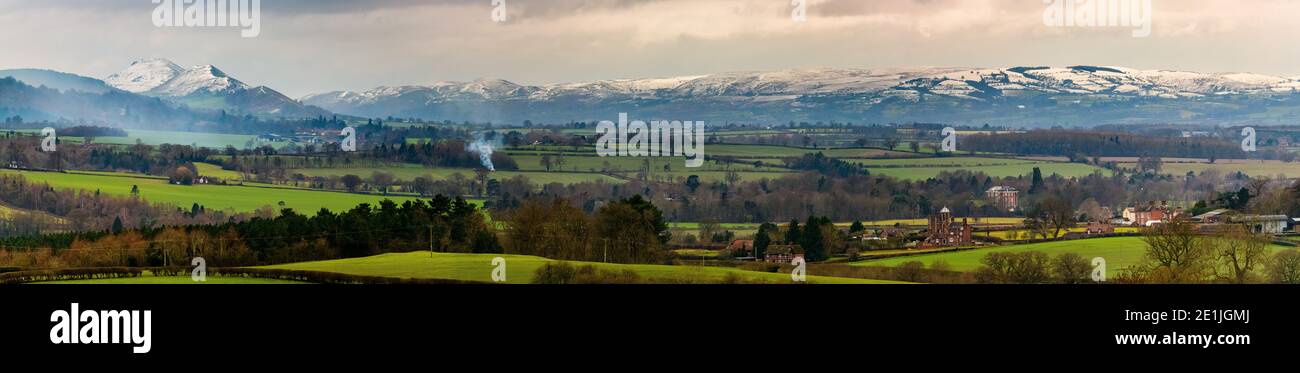 Vista invernale delle colline dello Shropshire visto dal fiume Severn valle Foto Stock