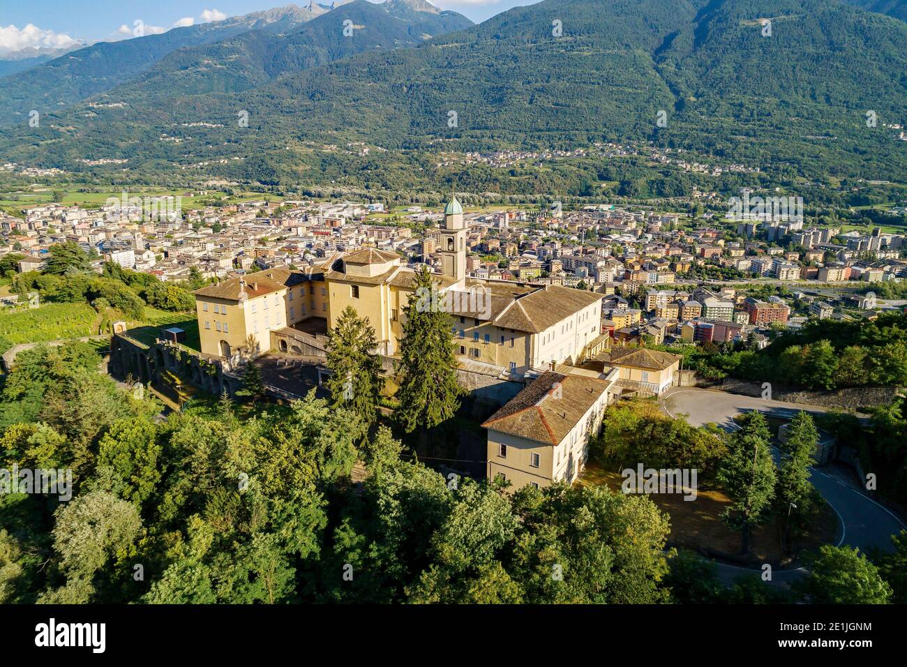 Sondrio, Valtellina, Italia, veduta aerea di Sondrio e del Convento di S. Lorenzo Foto Stock