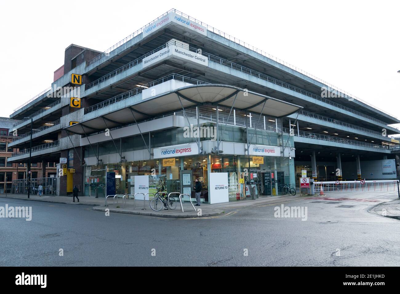 Manchester, Regno Unito, 7 gennaio 2021. Chorlton Street Coach Station a Manchester è visto dopo che National Express ha annunciato che avrebbe sospeso la sua intera rete di servizi di pullman attraverso il Regno Unito da Lunedi a causa delle ultime restrizioni di viaggio Covid-19, Manchester, Regno Unito. Credit: Jon Super/Alamy Live News. Foto Stock