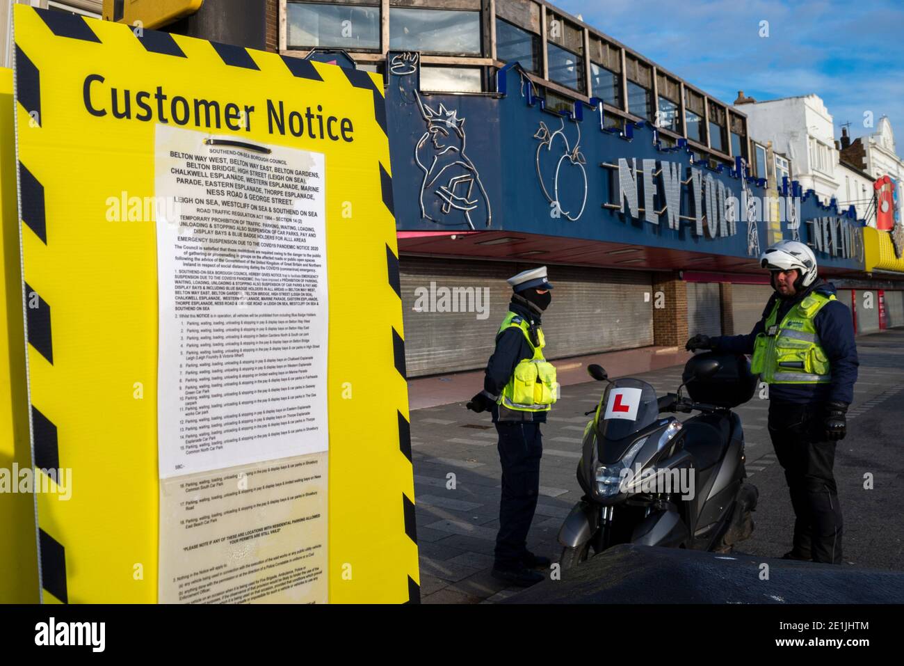 Southend on Sea, Essex, Regno Unito. 7 gennaio 2021. Dopo aver affrontato le critiche per l'affollato lungomare Southend Borough Council ha chiuso il parcheggio per auto fronte mare per scoraggiare i visitatori durante COVID 19. I funzionari delle forze dell'ordine, gli operai del traffico, stanno fuori pattugliando per assicurare che la sentenza sia rispettata. La mattina è rotta in un pomeriggio di sole. Anche le aziende sul lungomare hanno chiuso Foto Stock