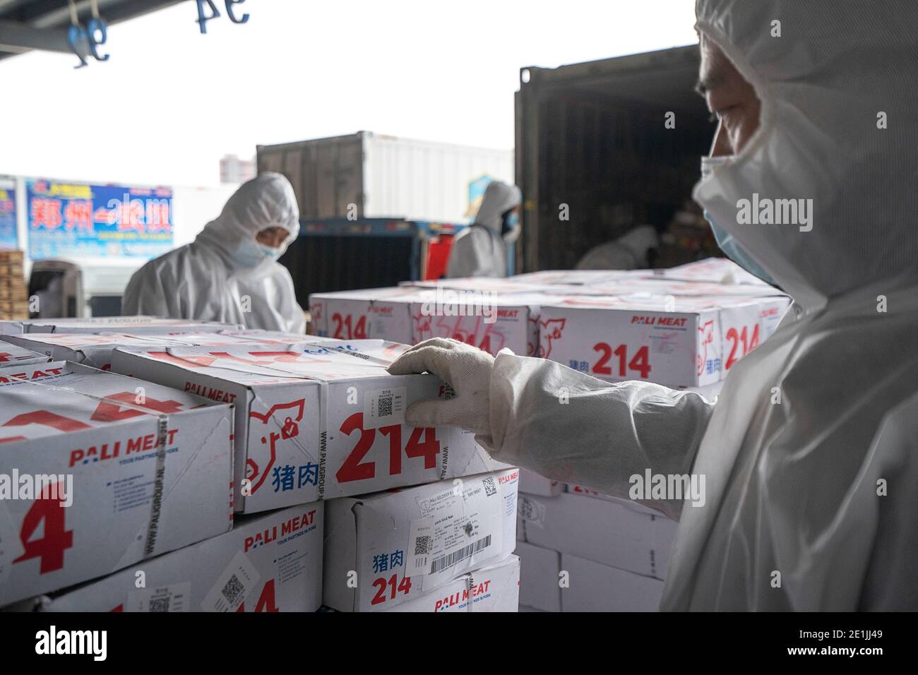 (210107) -- WUHAN, 7 gennaio 2021 (Xinhua) -- i membri del personale incollano i codici QR sui prodotti alimentari importati a catena fredda per la gestione tracciabile presso un centro regionale per la catena fredda a Wuhan, capitale della provincia di Hubei, in Cina centrale, 7 gennaio 2021. (Xinhua/Xiong Qi) Foto Stock