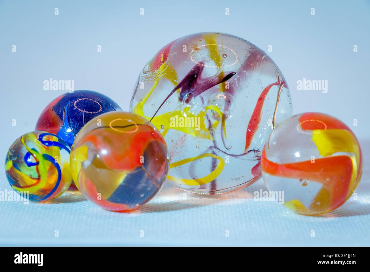 Marmi di vetro di vetro traslucido con belle nebbie colorate nelle palle di vetro, giocattoli per bambini Foto Stock