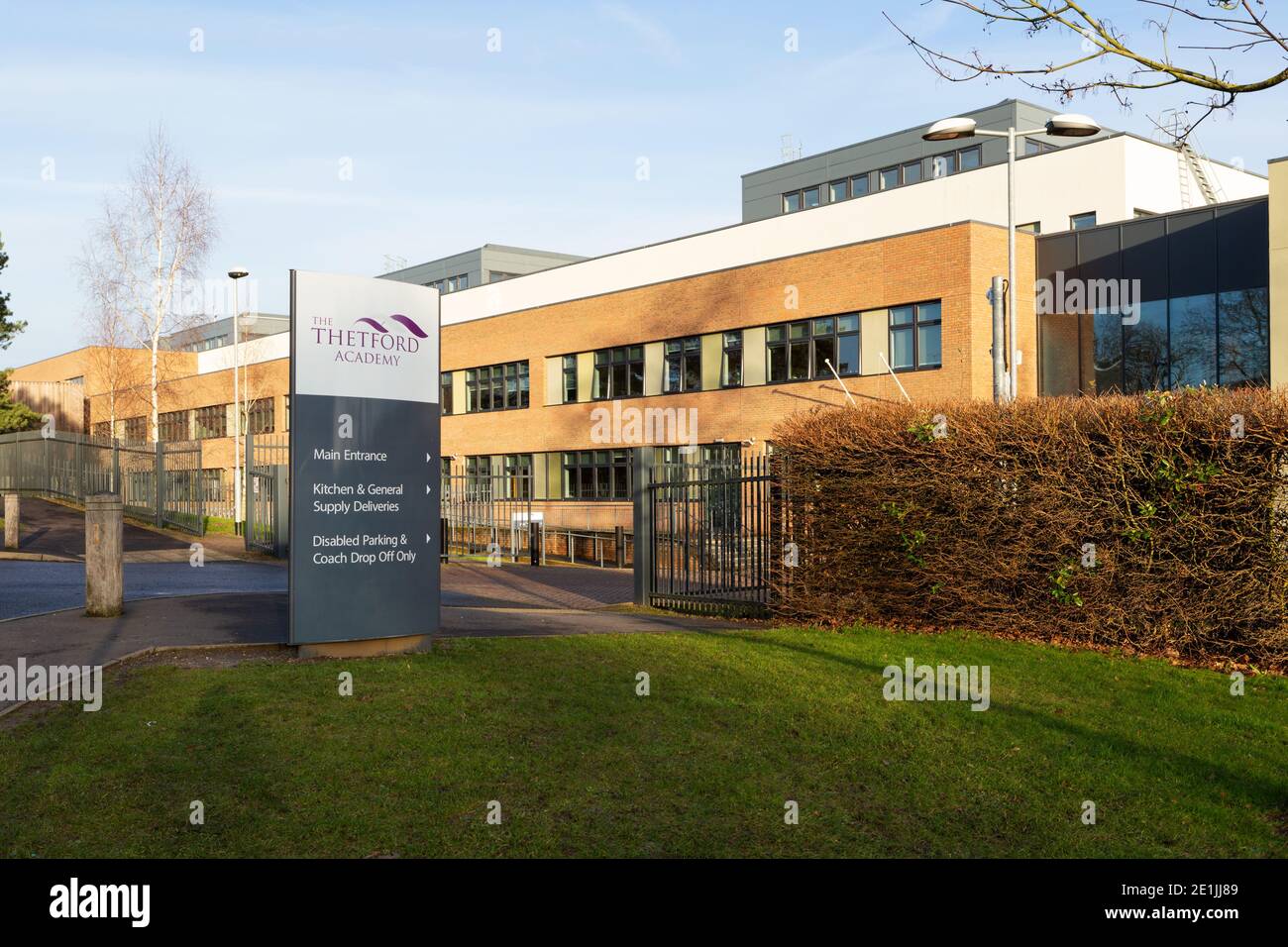 Ingresso principale alla Thetford Academy, scuola secondaria coeducativa e sesta forma, a Croxton Road, Thetford, Regno Unito. Foto Stock