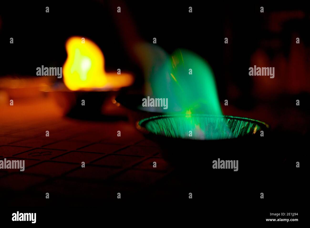 esperimento chimico con fuoco. fiamme multicolore al buio. Foto Stock