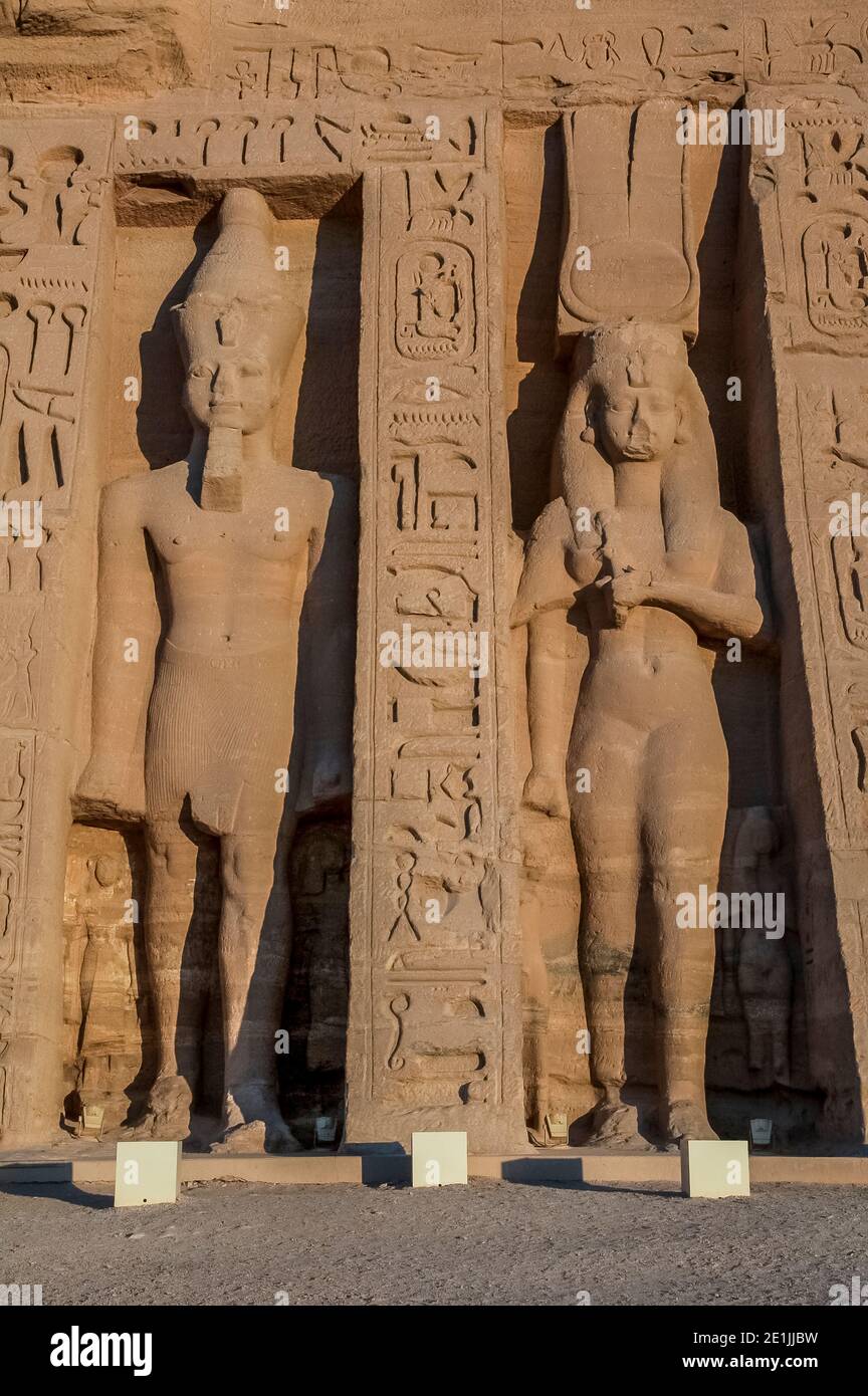 Questo è il sito patrimonio dell'umanità dell'UNESCO di Abu Simbel vicino al fiume Nilo e la città di Assuan. Prima che il monumento venisse trasferito, il monumento veniva lentamente sepolto dal deserto ed è per questo che si possono vedere graffiti scolpiti di soldati britannici e francesi che passavano in questo modo all'inizio del 1800 molto in alto su parti del monumento. Come per Philae, nel 1968 è diventato necessario riposizionare il monumento sopra il bacino idrico della diga di Assuan, essendo riposizionato a 100 m sopra l'attuale linea idrica della diga di Assuan. Costruito nel 1200 a.C. da Ramesse II, il tempio è dedicato a Ramesse II e alla regina Nefeteri Foto Stock